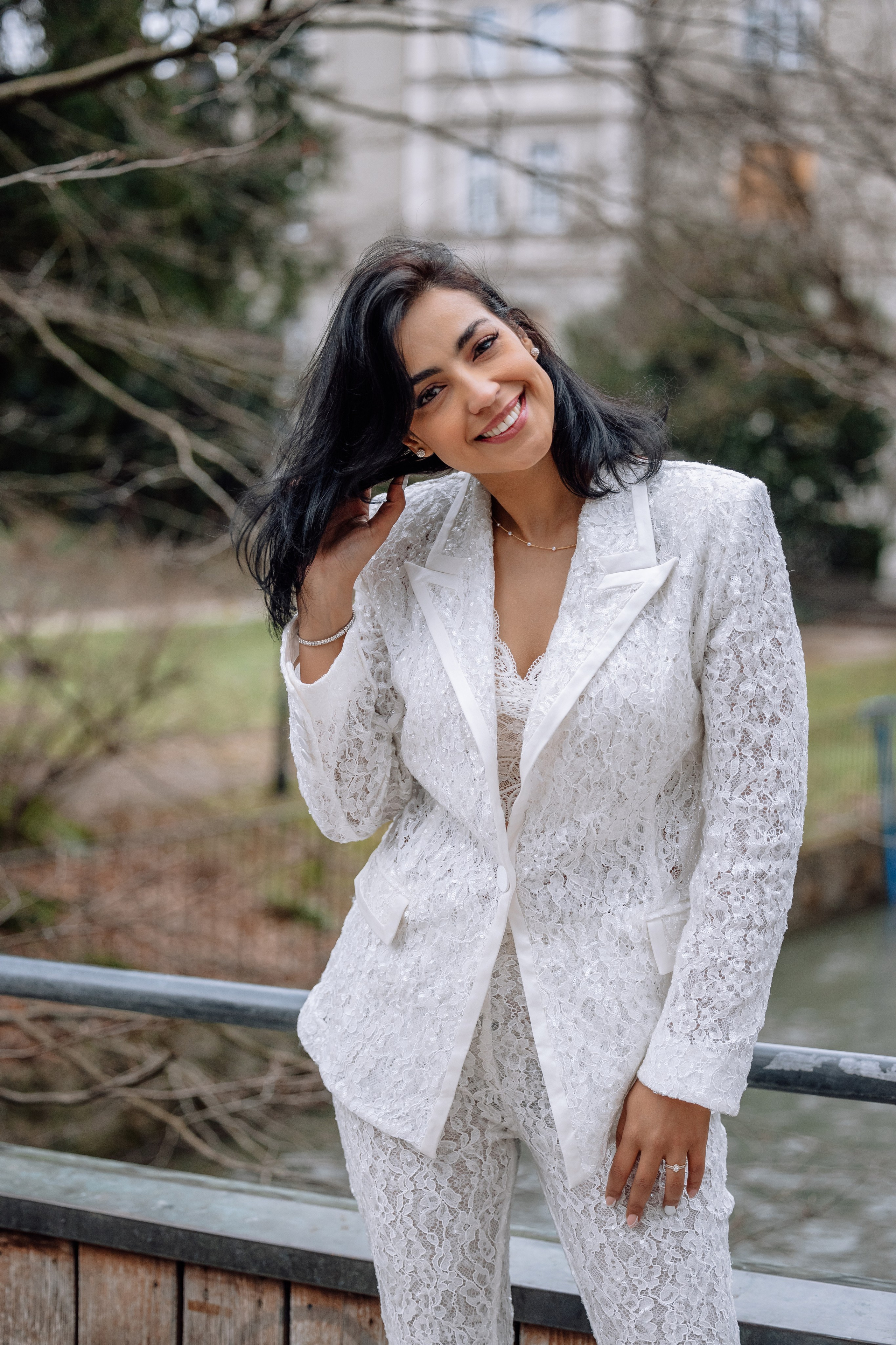 Braut lächelt im weißen Anzug – emotionale Szene neben Standesamt Mandlstraße 14