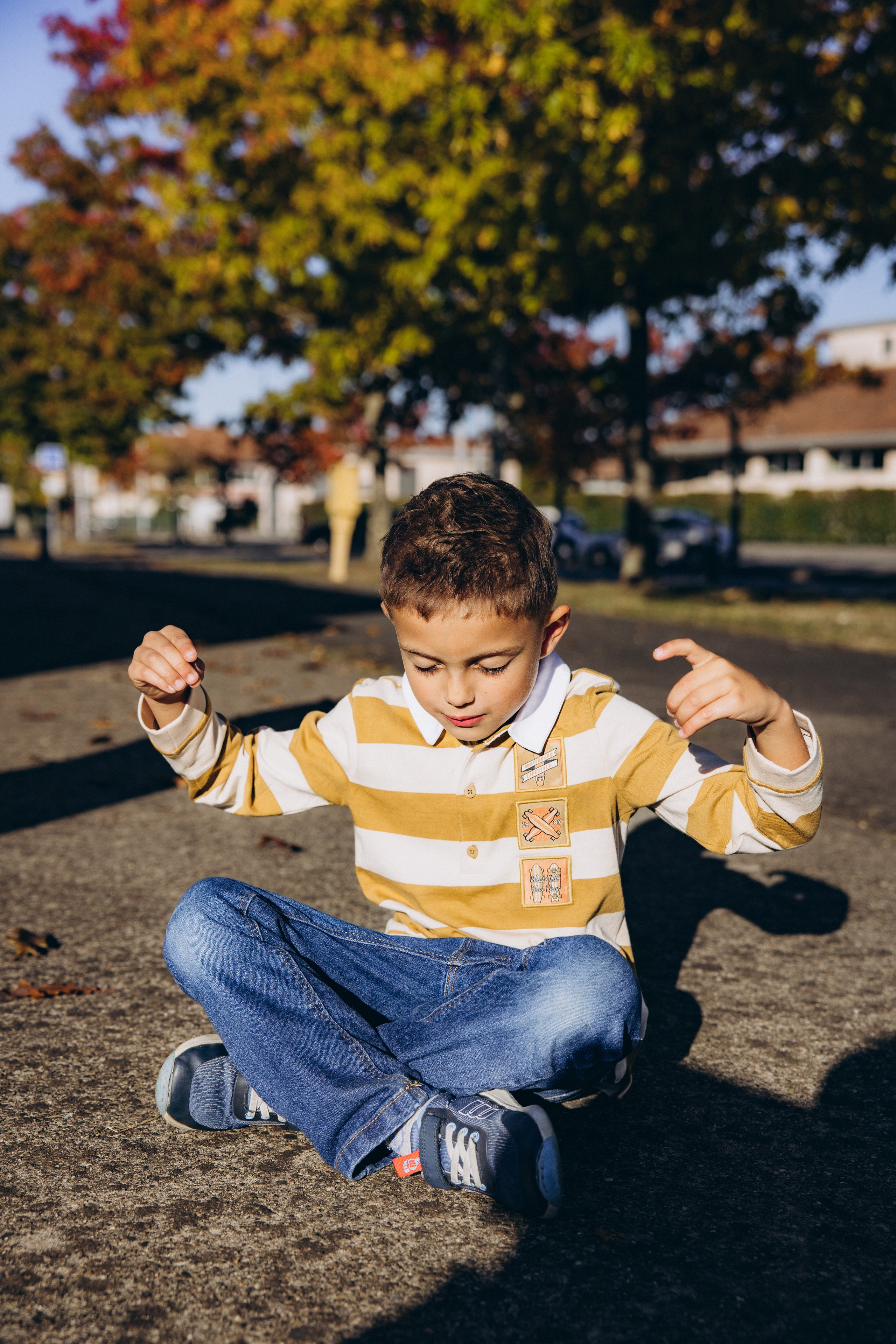 Autumn mother-son family photoshoot in Toulouse. Eugenie Smirnova — wedding, corporate and lifestyle photographer in Toulouse and Southwest France