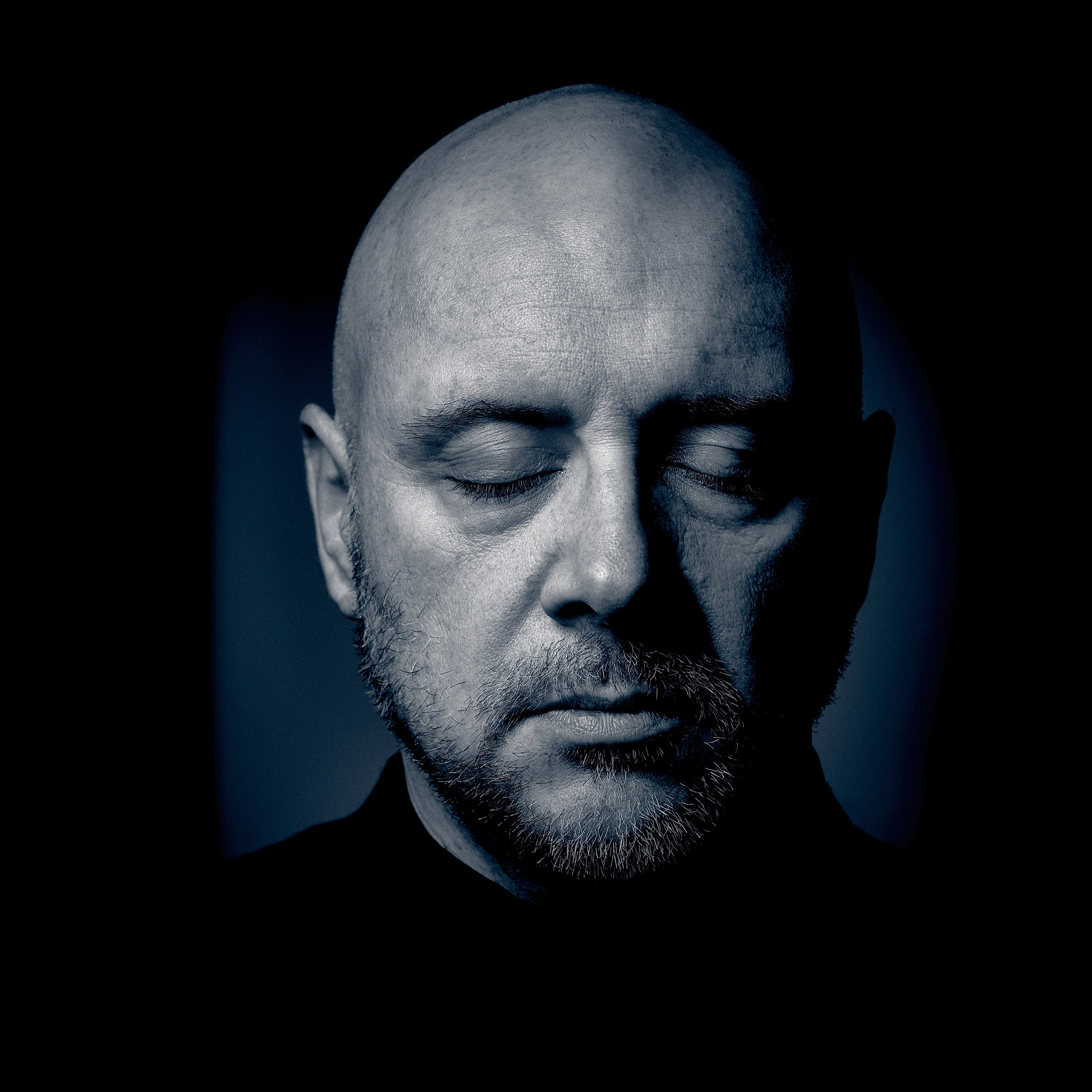 Portretowy fotograf Andriej Szypiłow - Spojrzenie na Kumpla w stylu Noir. Każdy z nas ma swoją ciemną stronę… Portret czarno-biały. BW. Black and White Portrait.