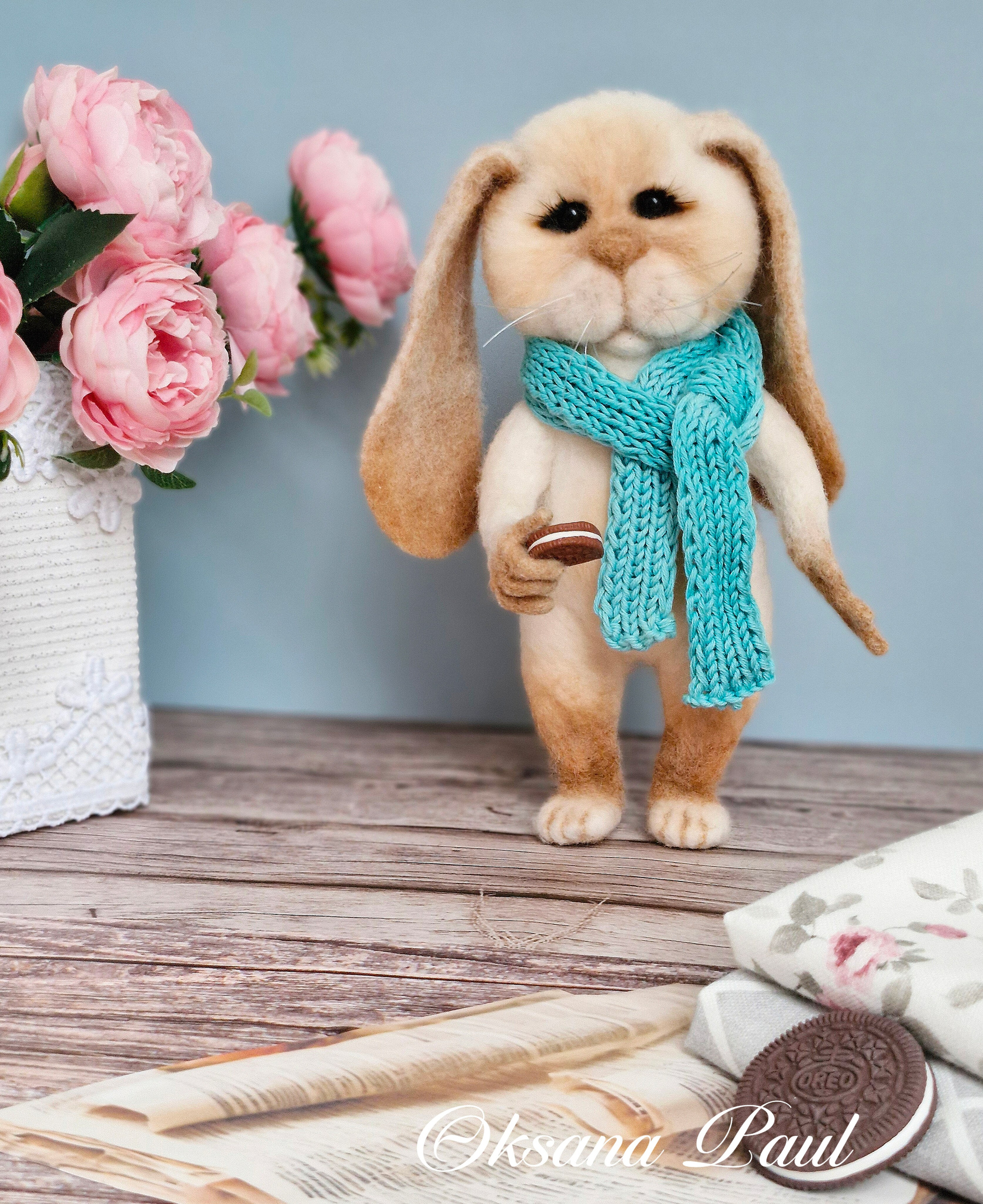 Мой первый зайчик из шерсти — тёплая игрушка и мой первый опыт работы с этим материалом. Небольшой творческий эксперимент, который подарил интересный опыт.Mein erstes Häschen aus Wolle – meine erste Erfahrung mit Wolle. Ein kleines handgefertigtes Experiment, das mir neue kreative Eindrücke gebracht hat.