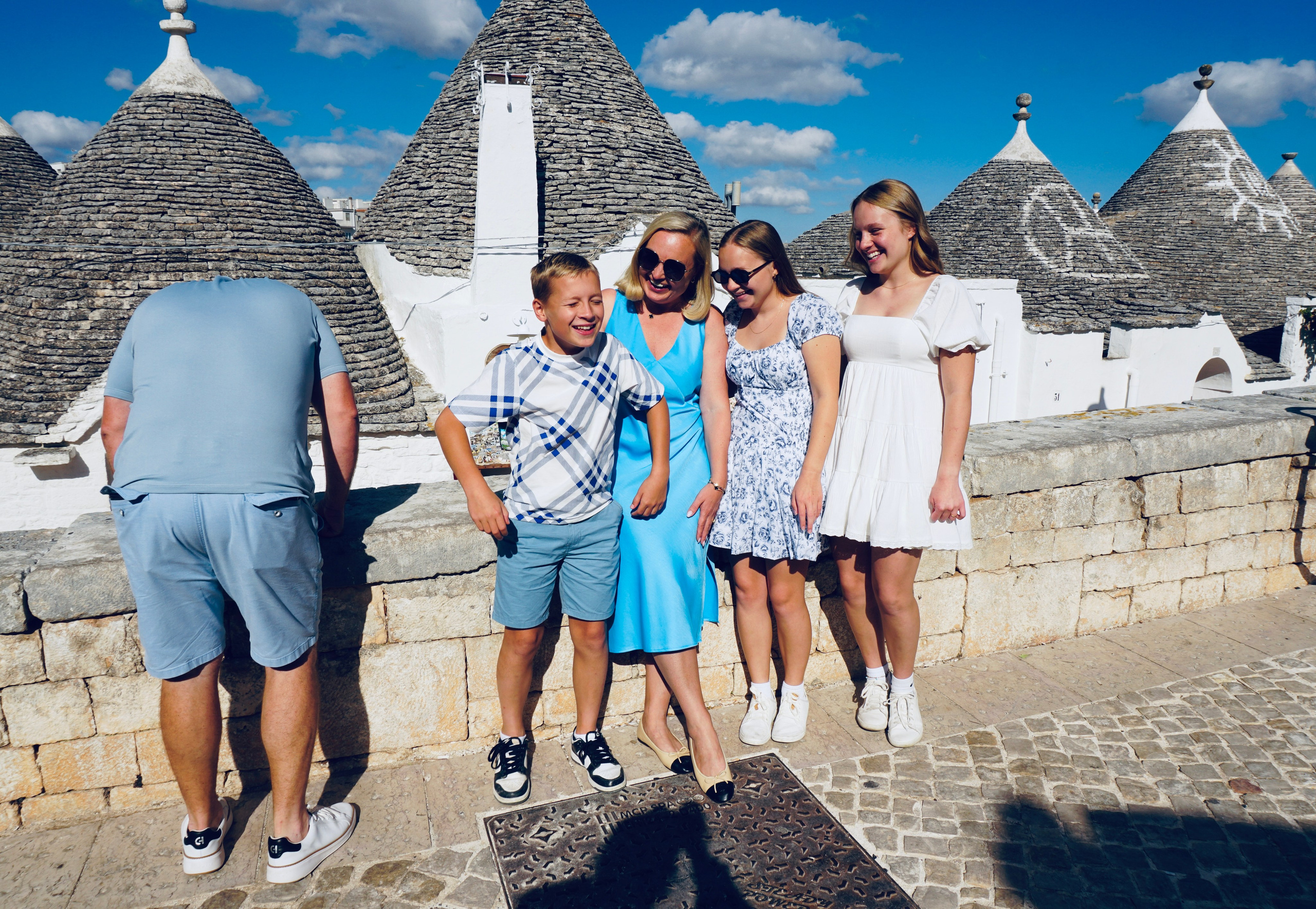 Passeggiata ad Alberobello con turisti americani felici. Videografa e Fotografa in Italia Sokhova Albina