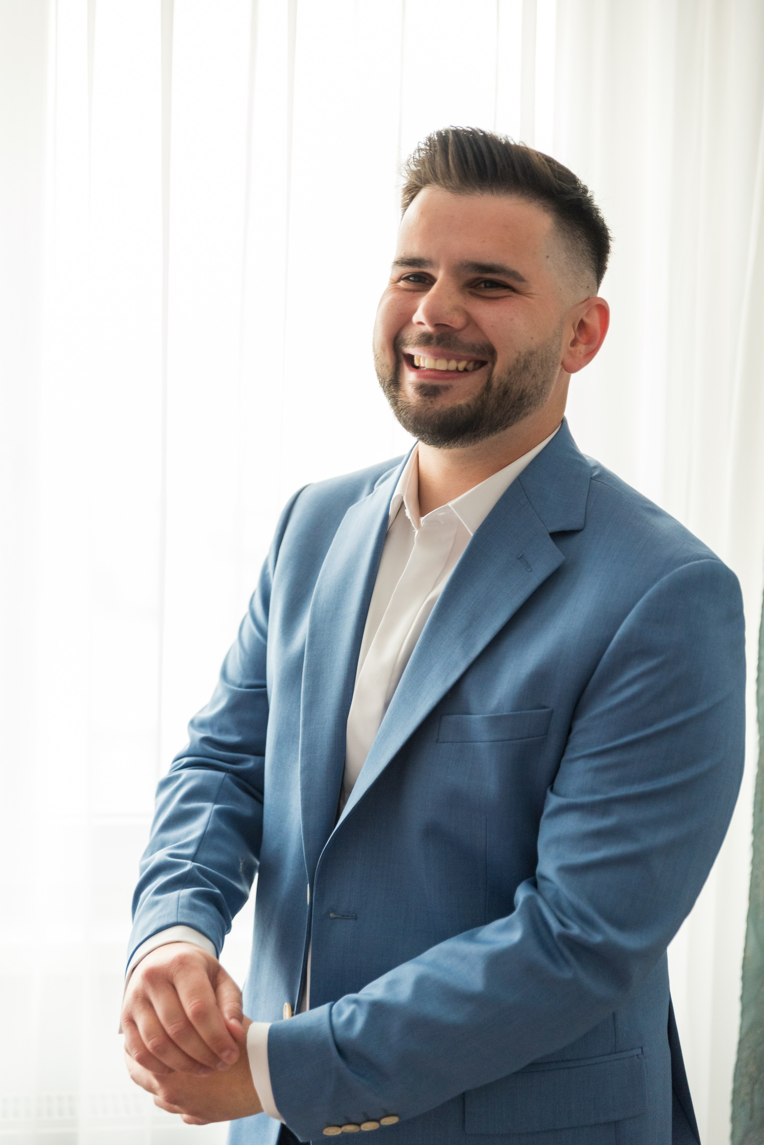 Sedinta foto acasa, fotografii de nunta, fotograf de nunta bucuresti, fotografii nunta acasa, pozing mire, obiceiuri, fotografie profesionala nunta, costum mire