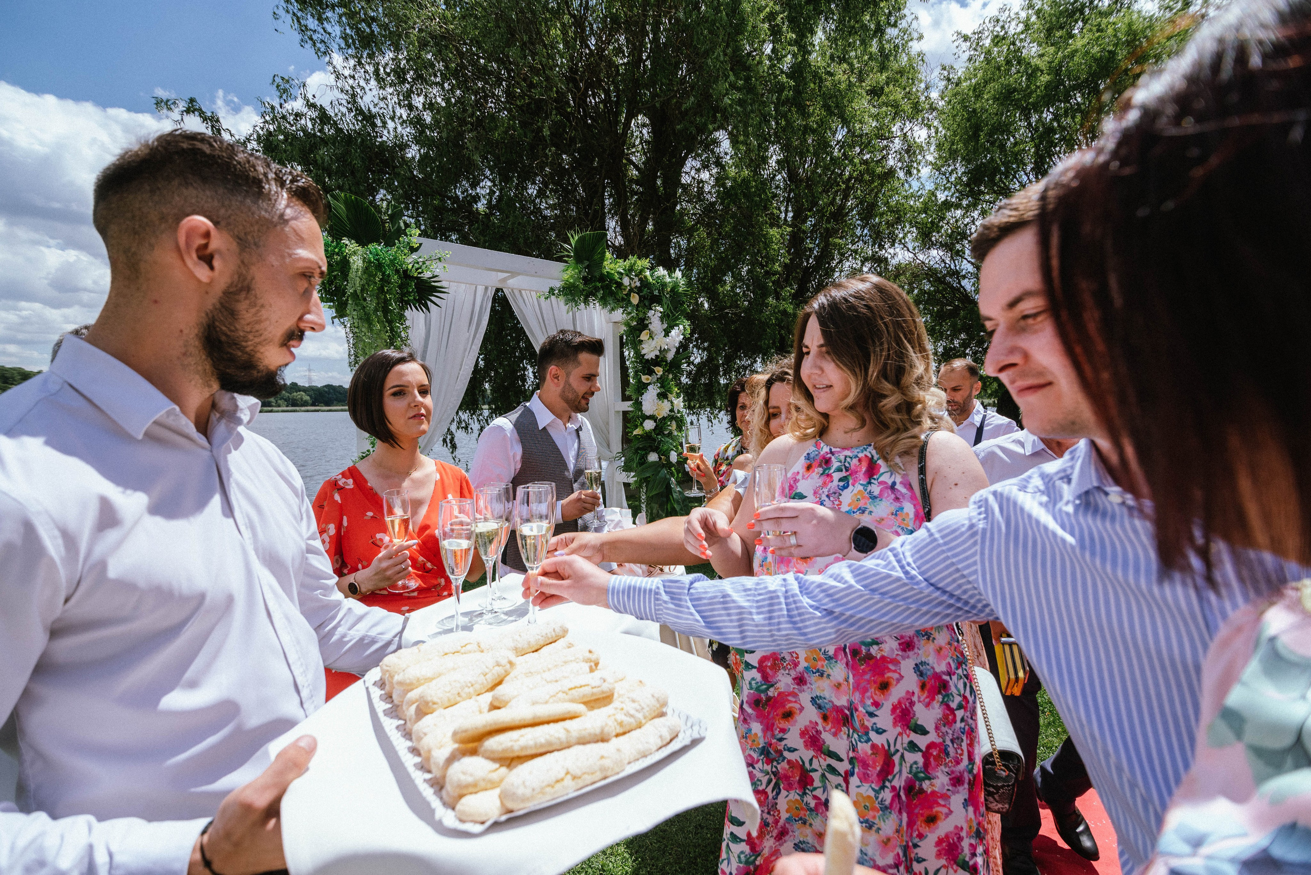 Cununie civila, fotograf cununie civila bucuresti, fotograf stare civila, cununie pe malul lacului Cernica, fotografii de la cununie, fotograf de nunta Cernica, Colonial Club Cernica, fotografii nunta de la starea civila, pozing mireasa, obiceiuri, fotografie profesionala nunta