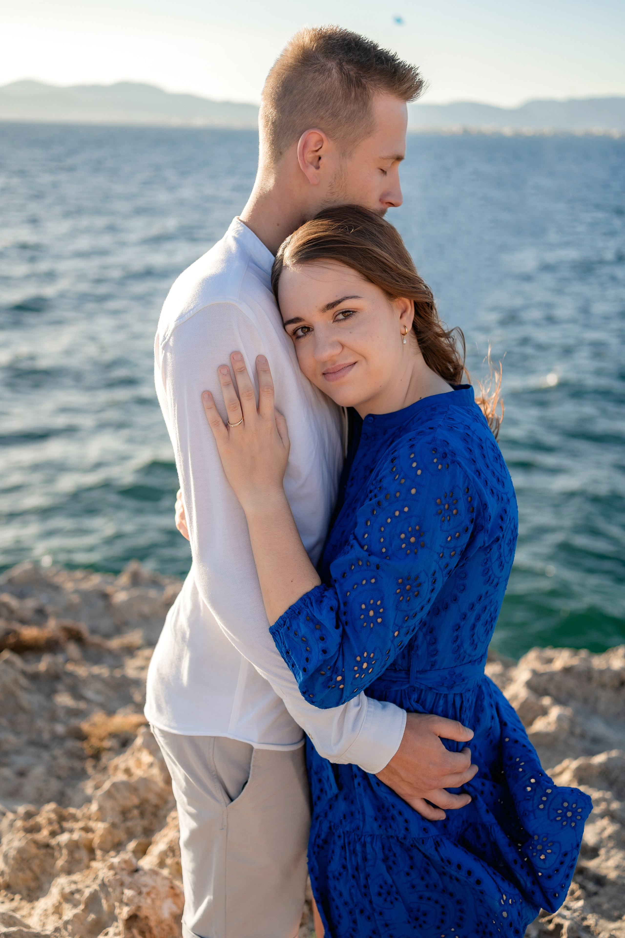 Romantischer Heiratsantrag auf Mallorca – Überraschung am Meer. Deine Fotografin auf Mallorca für Familien und Business