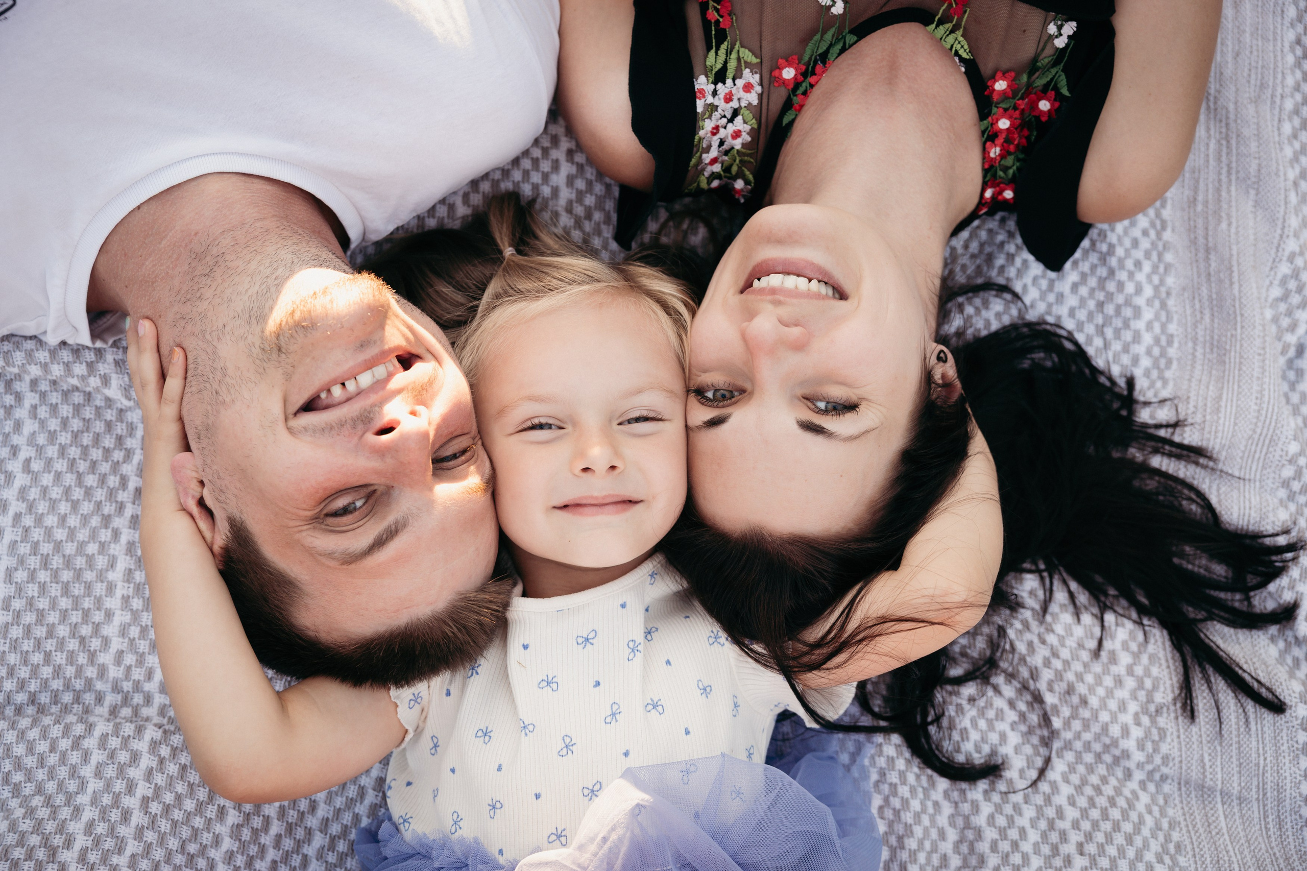 Family in the Park. Lifestyle and Family Photographer in Pisek Oxana Telupilova