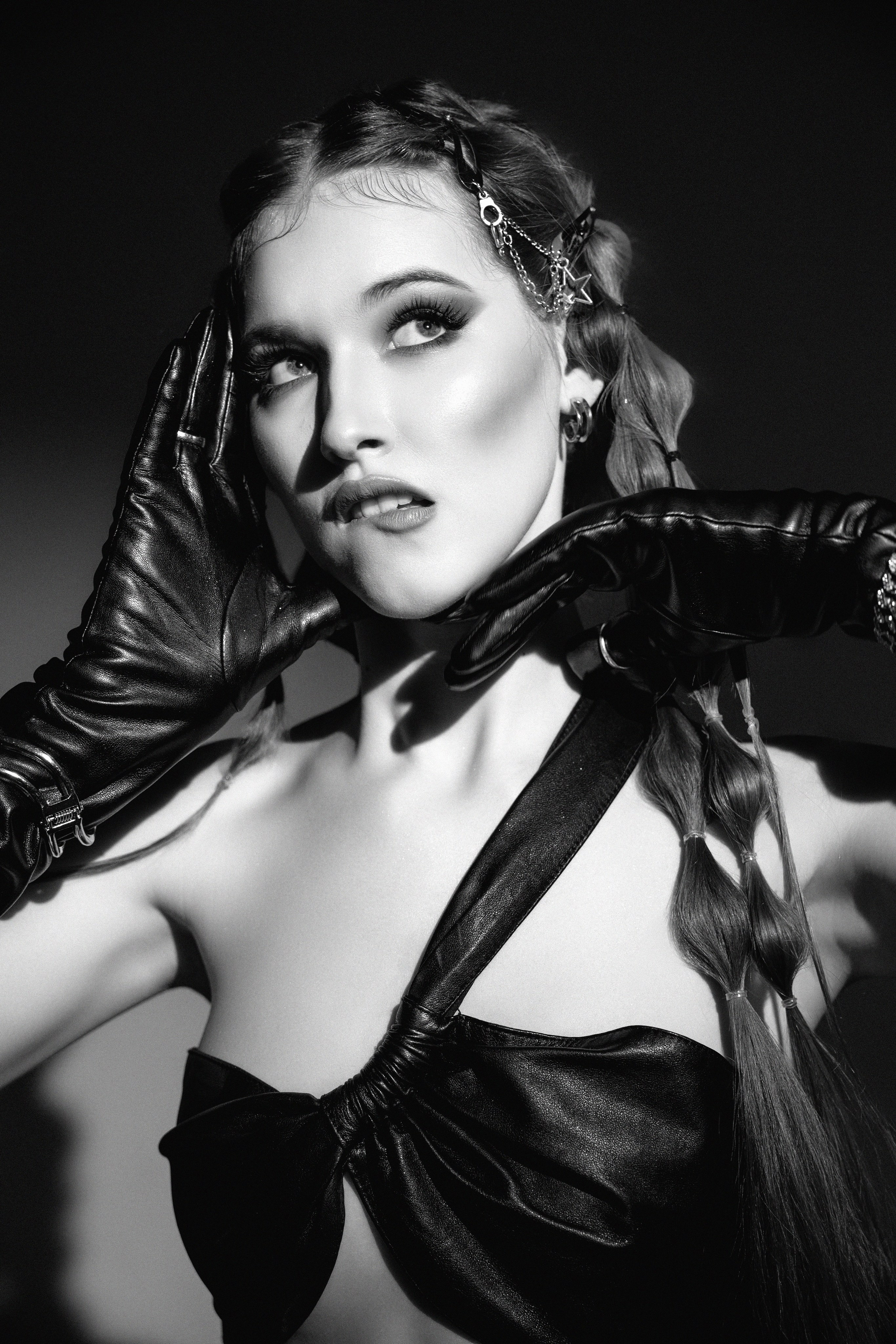 фотосессия в современном стиле с жестким светом и сделана ч б цвете 