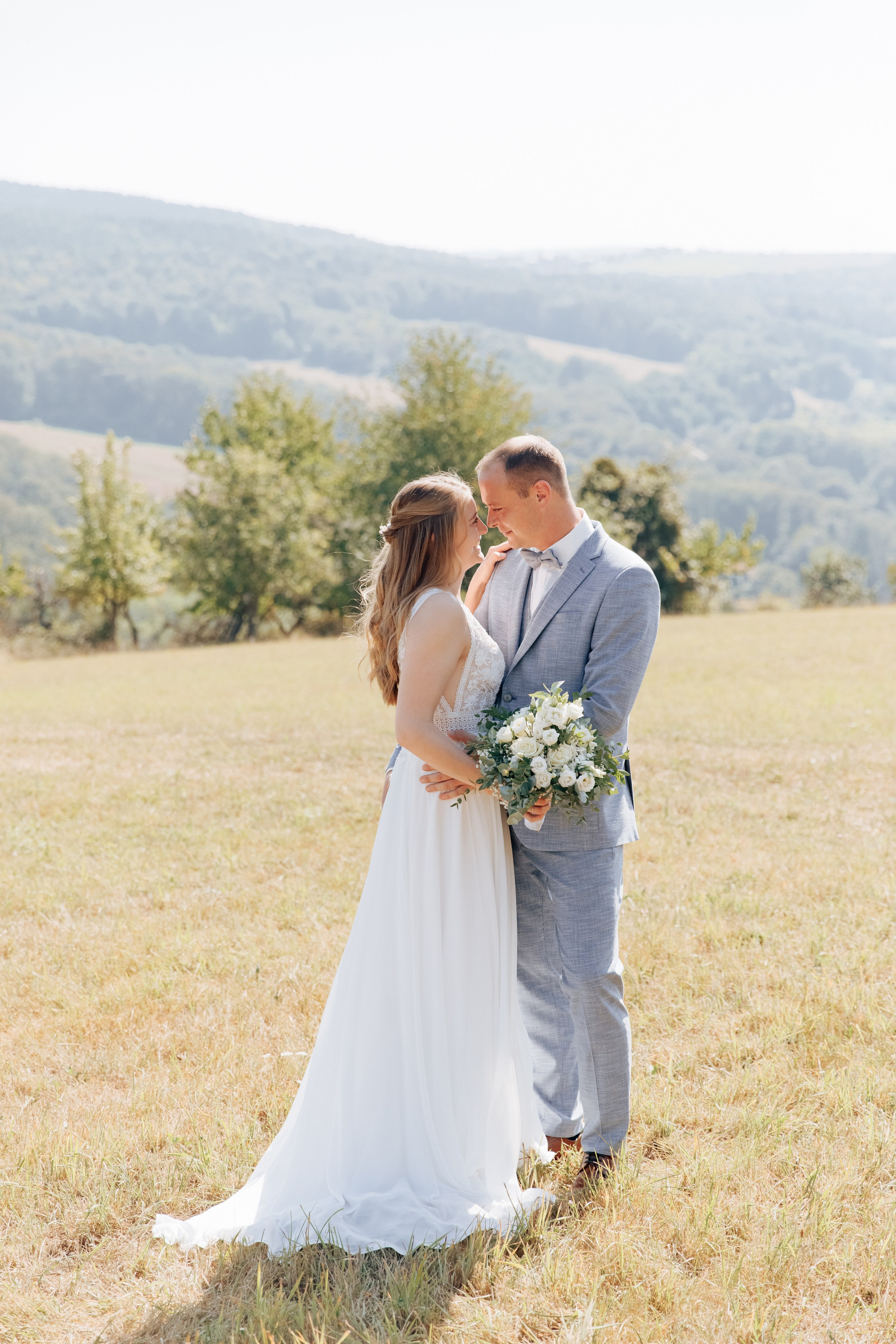 Der Bräutigam und die Braut schauen sich verliebt in die Augen.