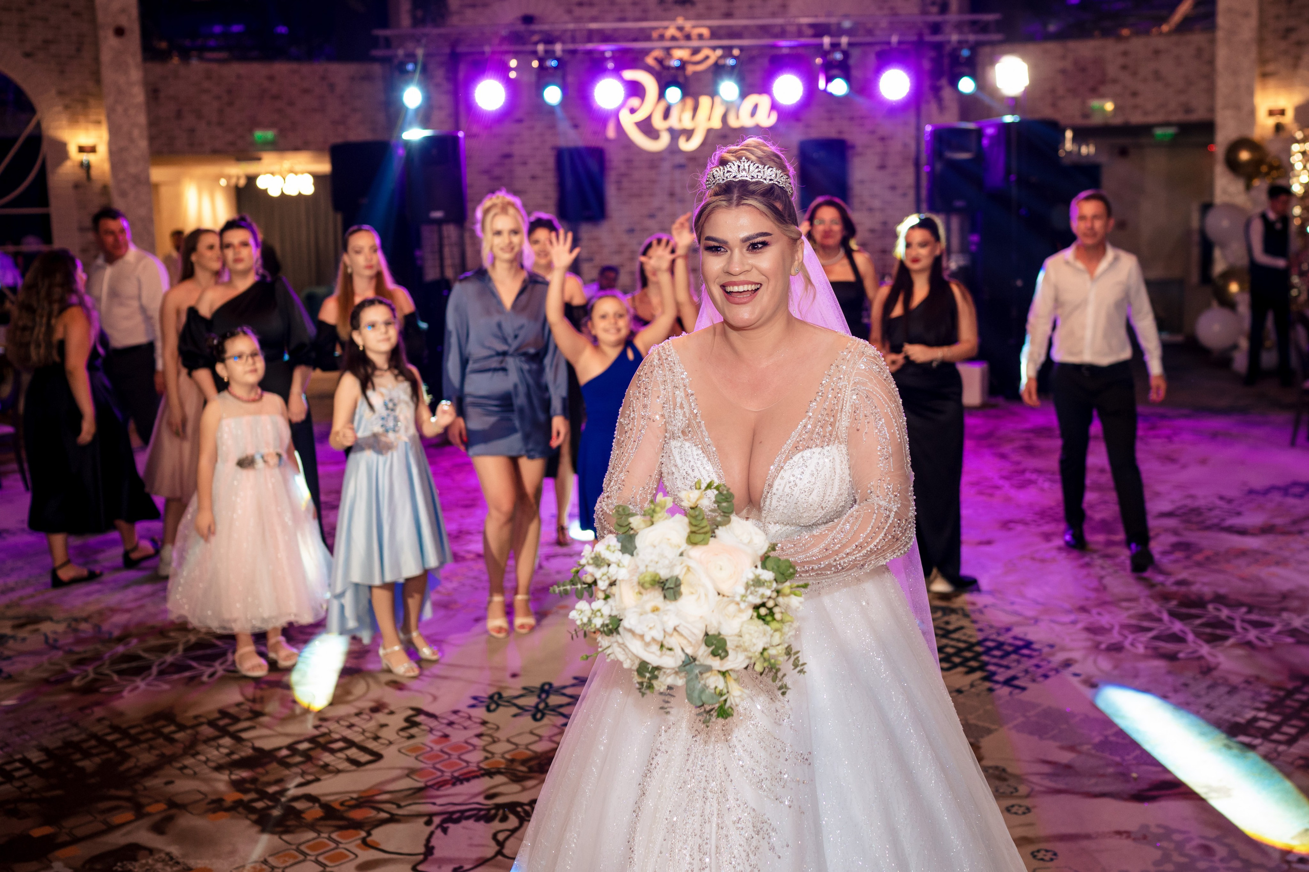 Andreea, Damian si Aris. Acasă