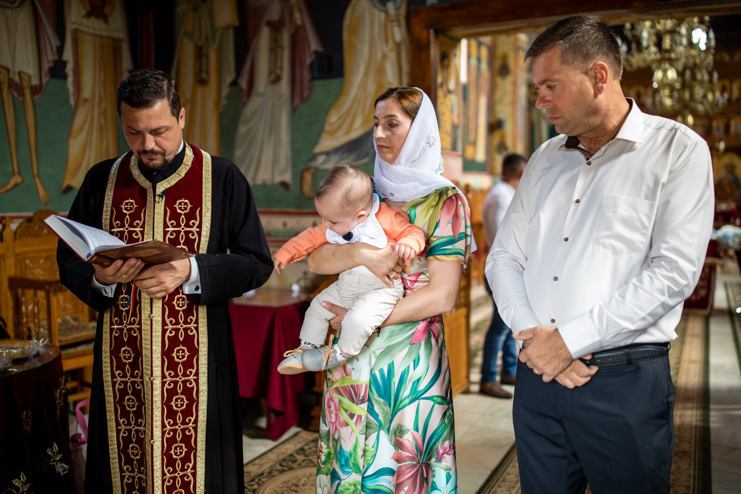 “Bebeluș botezat în biserică, ținut în brațe de nași”	•	“Detaliu cu lumânarea de botez decorată cu flori albe”	•	“Părinți emoționați alături de copilul lor la ceremonia de botez”	•	“Masa festivă de botez cu decor tematic și tort personalizat”	•	“Momentul în care preotul toarnă apă sfințită pe fruntea bebelușului”	“Bebeluș în rochie albă de botez, zâmbind în brațele mamei”	•	“Detaliu cu cruciulița de botez așezată pe o pernă de satin”	•	“Părinți și nași aprinzând lumânările în timpul ceremoniei de botez”	•	“Tort de botez decorat cu figurine tematice și numele copilului”	•	“Copil botezat dormind liniștit în pătuțul decorat festiv”	•	“Momentul în care preotul binecuvântează copilul în fața altarului”	•	“Invitați adunându-se în jurul mesei festive la petrecerea de botez”	•	“Bebeluș ținând în mână o jucărie personalizată primită la botez”	•	“Familie fericită pozând împreună după ceremonia de botez”	•	“Decor tematic cu baloane și flori la locația petrecerii de botez” fotograf Botoșani fotograf evenimente fotograf botez Alin Chirila fotograf alinofotostudio,- Preotul ținându-l pe micuțul Mathias Gabriel la botez, în biserica Înălțarea Domnului, Copălău  - Detalii de la botezul lui Mathias – lumânare, trusou și icoană  - Familia lui Mathias Gabriel alături de micuț, în ziua botezului  - Portret emoționant cu mama și bebelușul în brațe, în biserică,fotograf profesionist evenimente Botoșani, Iași, Suceava, Fălticeni, Bacău, Pașcani, Roman - AlinoFotoStudio by Alin Chirilă - servicii foto nuntă, botez, cununie, ședințe foto creative, albume personalizate, fotografii emoționante și calitative pentru cele mai importante momente din viață,fotograf nuntă Botoșani Alin Chirilă,  ședință foto botez Iași - AlinoFotoStudio,  servicii fotograf profesionist evenimente Suceava,  fotograf cununie civilă Fălticeni - Alin Chirilă,  album foto nuntă personalizat Bacău.“Bebeluș botezat în biserică, ținut în brațe de nași”	•	“Detaliu cu lumânarea de botez decorată cu flori albe”	•	“Părinți emoționați alături de copilul lor la ceremonia de botez”	•	“Masa festivă de botez cu decor tematic și tort personalizat”	•	“Momentul în care preotul toarnă apă sfințită pe fruntea bebelușului”	“Bebeluș în rochie albă de botez, zâmbind în brațele mamei”	•	“Detaliu cu cruciulița de botez așezată pe o pernă de satin”	•	“Părinți și nași aprinzând lumânările în timpul ceremoniei de botez”	•	“Tort de botez decorat cu figurine tematice și numele copilului”	•	“Copil botezat dormind liniștit în pătuțul decorat festiv”	•	“Momentul în care preotul binecuvântează copilul în fața altarului”	•	“Invitați adunându-se în jurul mesei festive la petrecerea de botez”	•	“Bebeluș ținând în mână o jucărie personalizată primită la botez”	•	“Familie fericită pozând împreună după ceremonia de botez”	•	“Decor tematic cu baloane și flori la locația petrecerii de botez” fotograf Botoșani fotograf evenimente fotograf botez Alin Chirila fotograf alinofotostudio.fotograf botez Amelis Maria, fotografie botez Botoșani, fotograf Alin Chirilă, amintiri botez, fotografii botez, botez Amelis Maria, fotograf copii, fotografie botez în Botoșani,