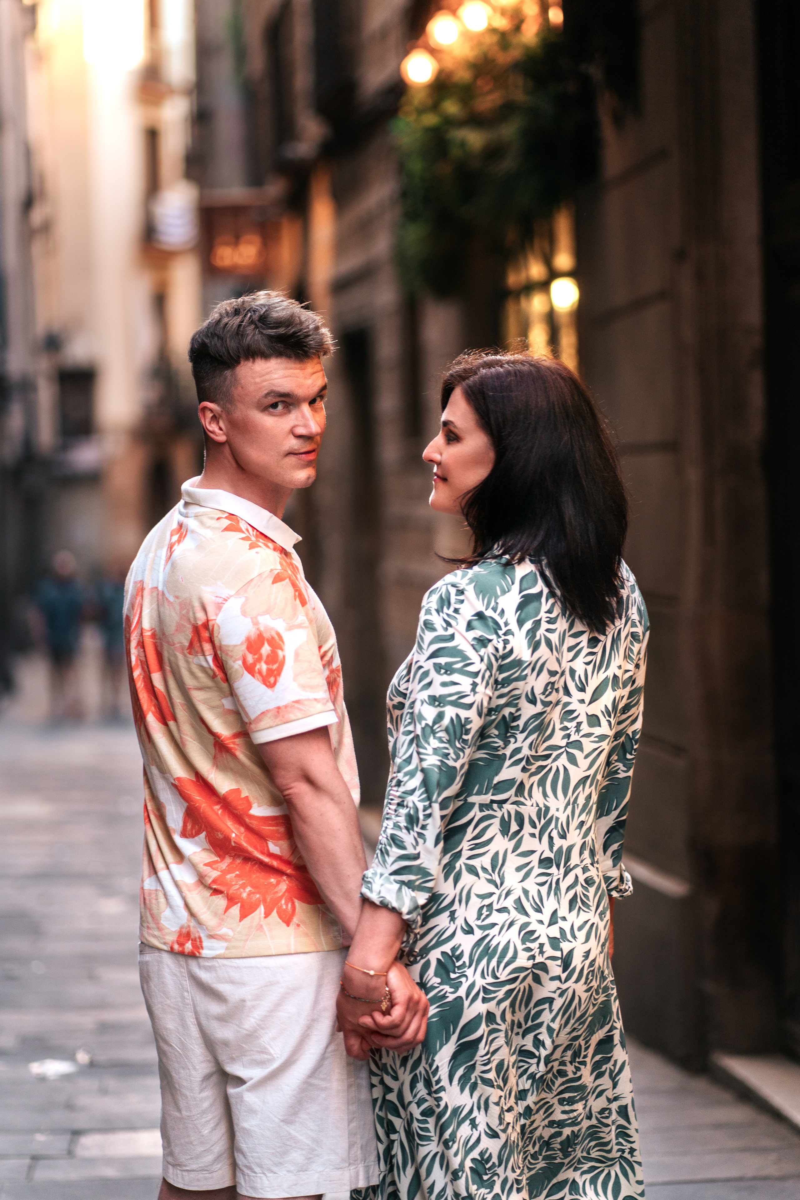 Love story Center Barcelona. DiaFoto — Wow Photographer in Barcelona | Premium Barcelona Photoshoot Experience