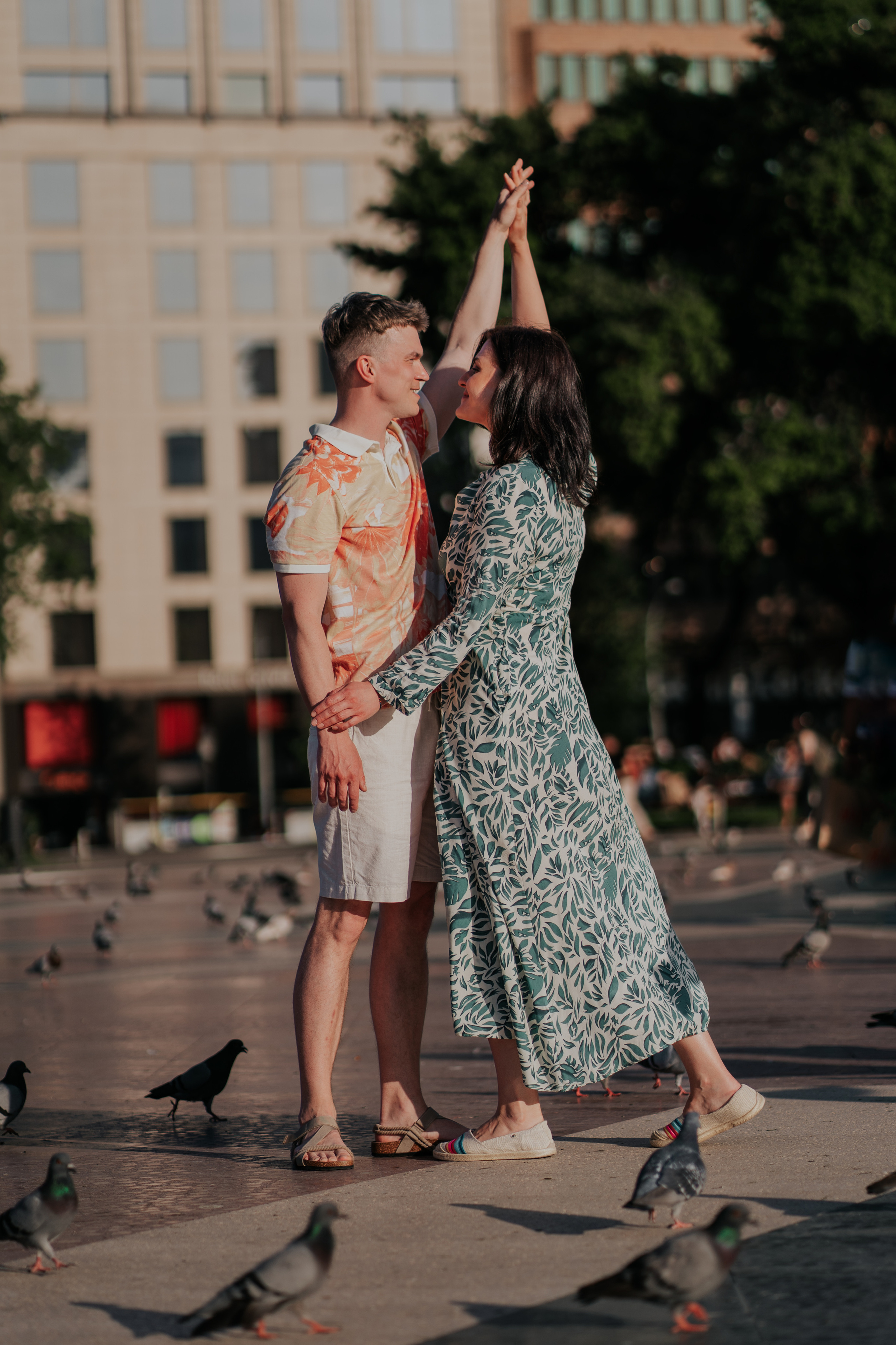 Love story Center Barcelona. DiaFoto — Wow Photographer in Barcelona | Premium Barcelona Photoshoot Experience