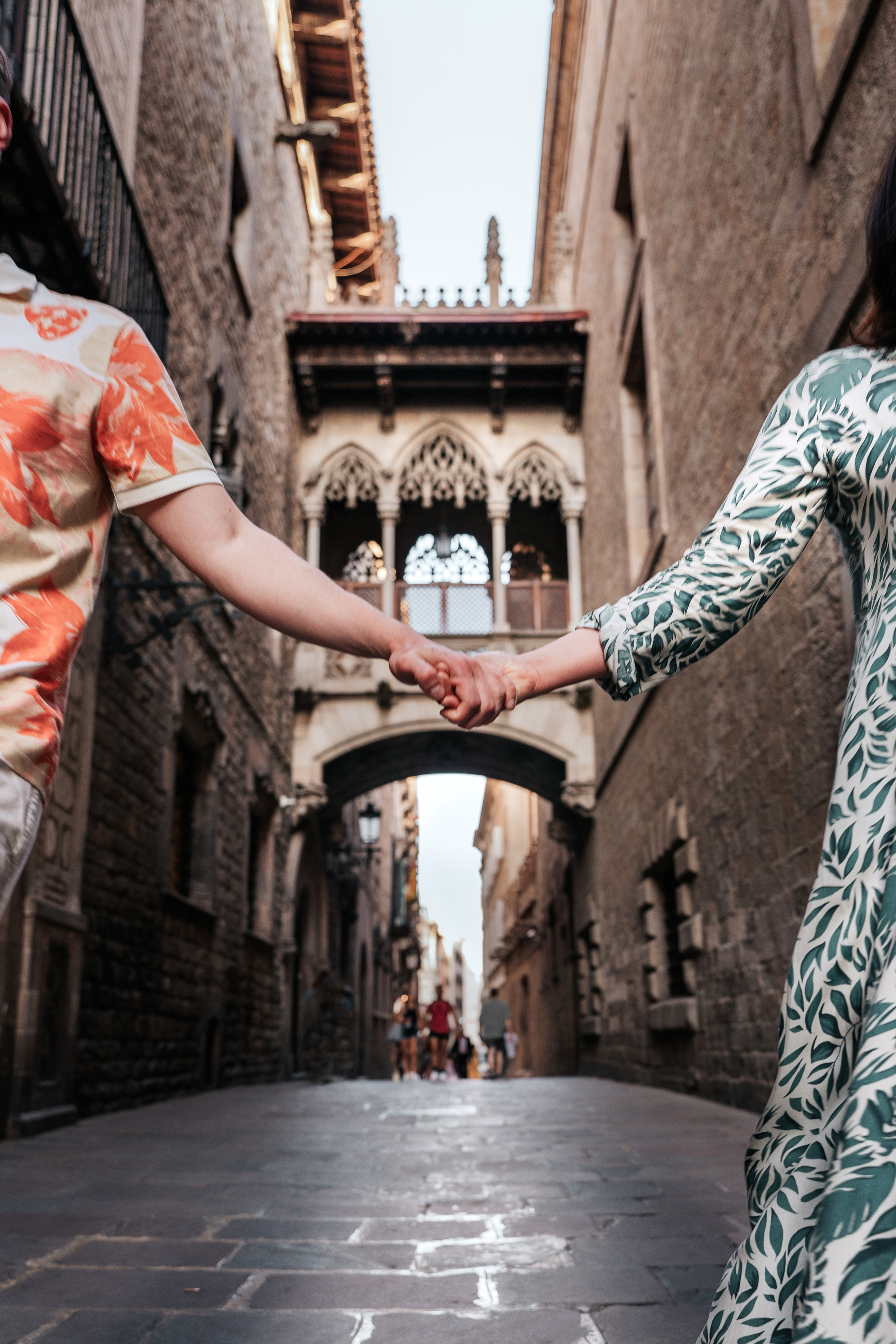 Love story Center Barcelona. DiaFoto — Wow Photographer in Barcelona | Premium Barcelona Photoshoot Experience