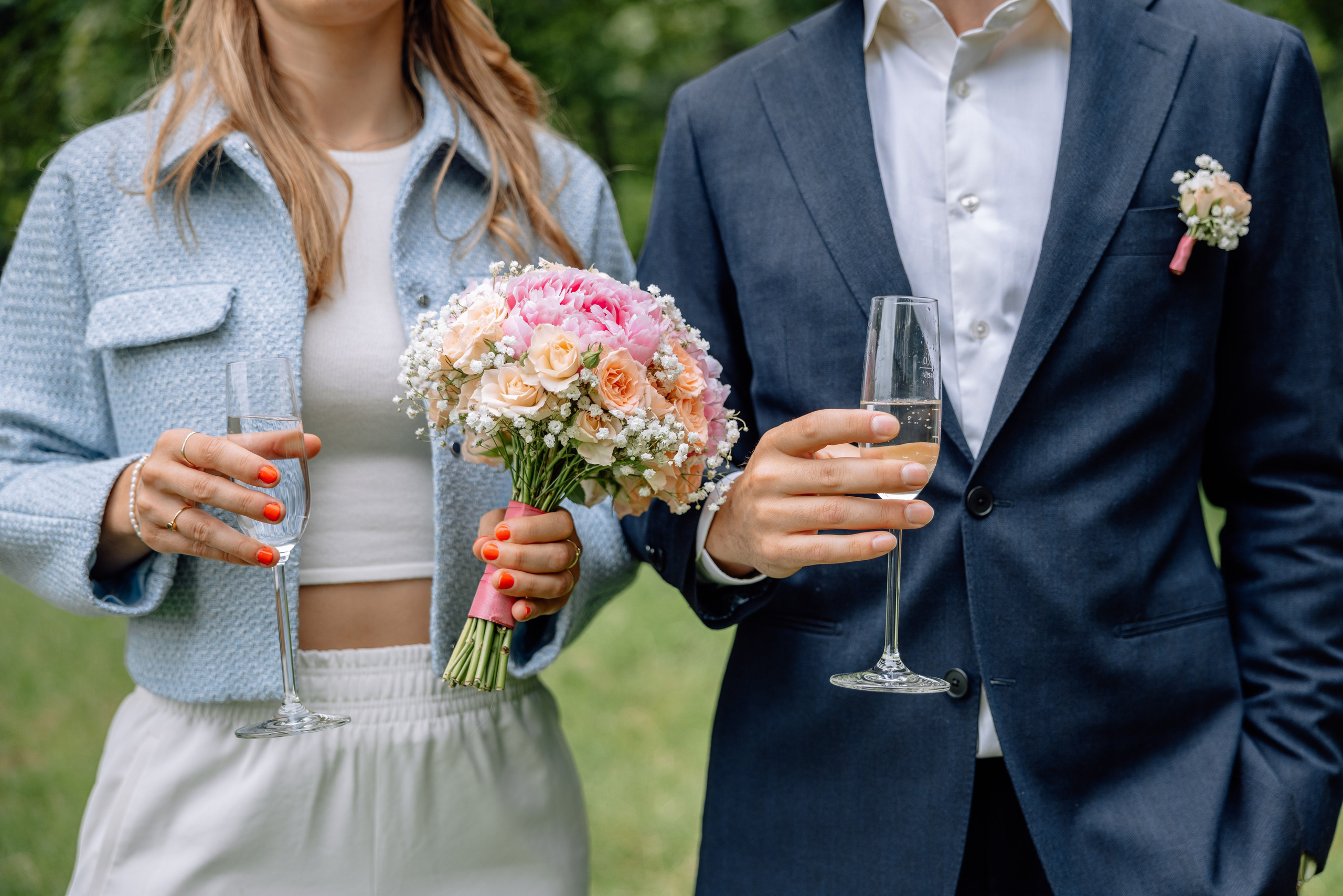 Detailaufnahme von Brautstrauß und Sektgläsern – fröhliche Feier Standesamt Schwabing