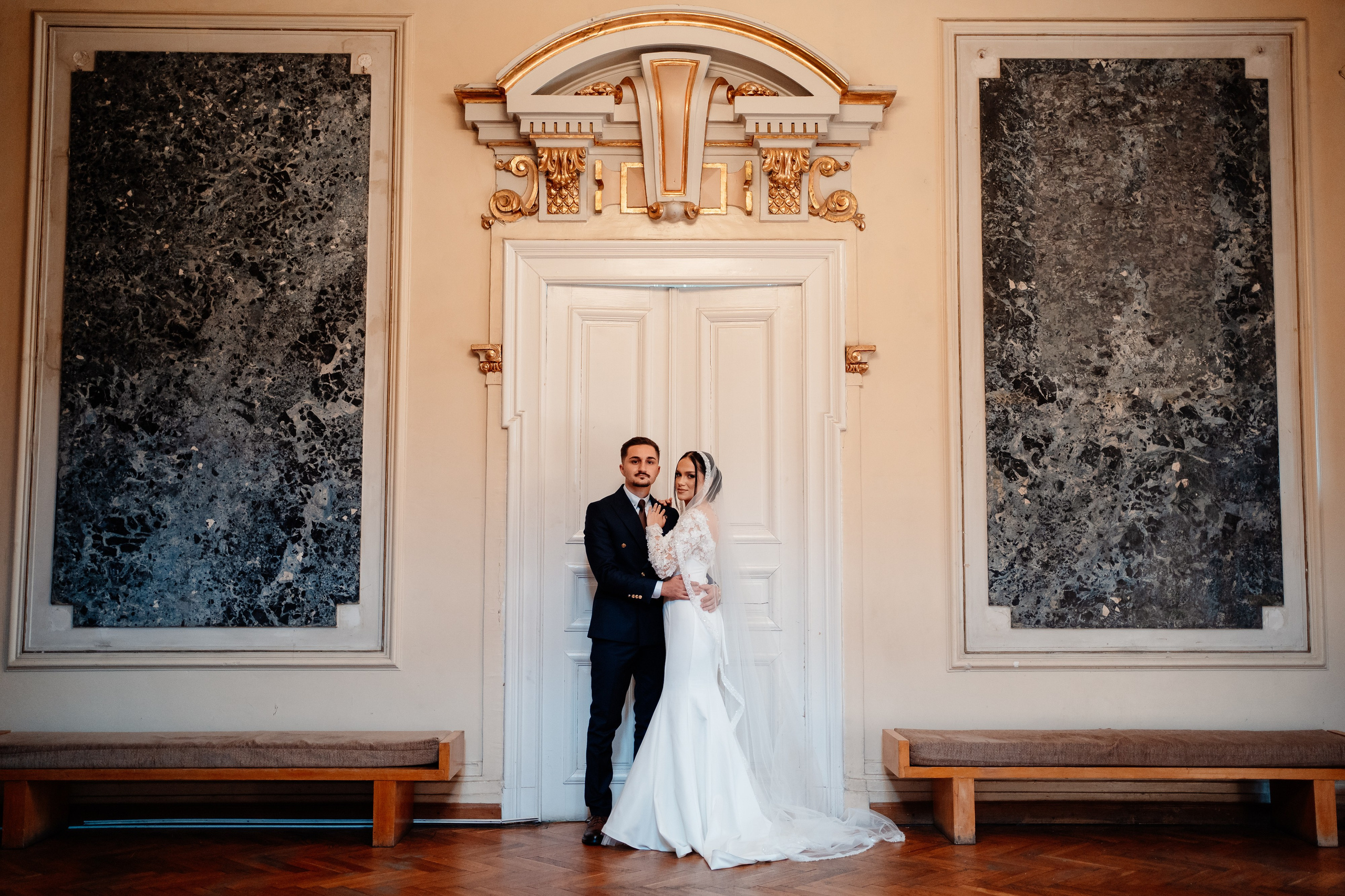 Moment emoționant între miri în ziua nunții, surprins într-un cadru natural și romantic, la Reina Events. Fotografie de nuntă profesională, editată artistic pentru a evidenția emoția și eleganța evenimentului.