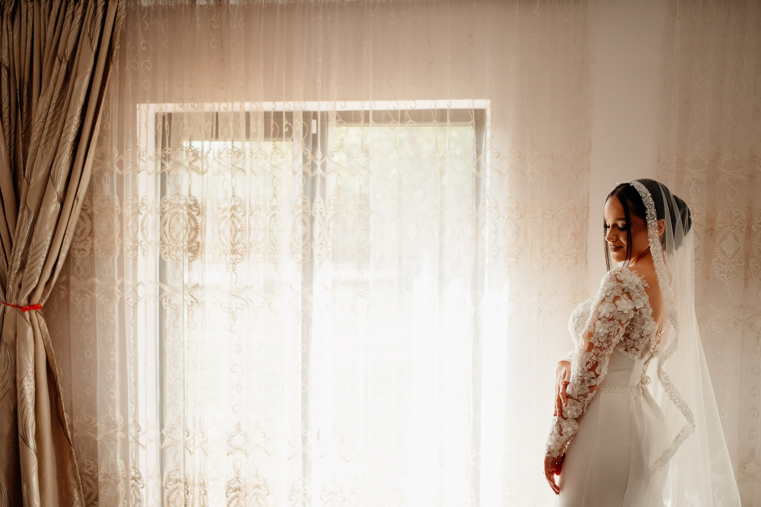 Moment emoționant între miri în ziua nunții, surprins într-un cadru natural și romantic, la Reina Events. Fotografie de nuntă profesională, editată artistic pentru a evidenția emoția și eleganța evenimentului.