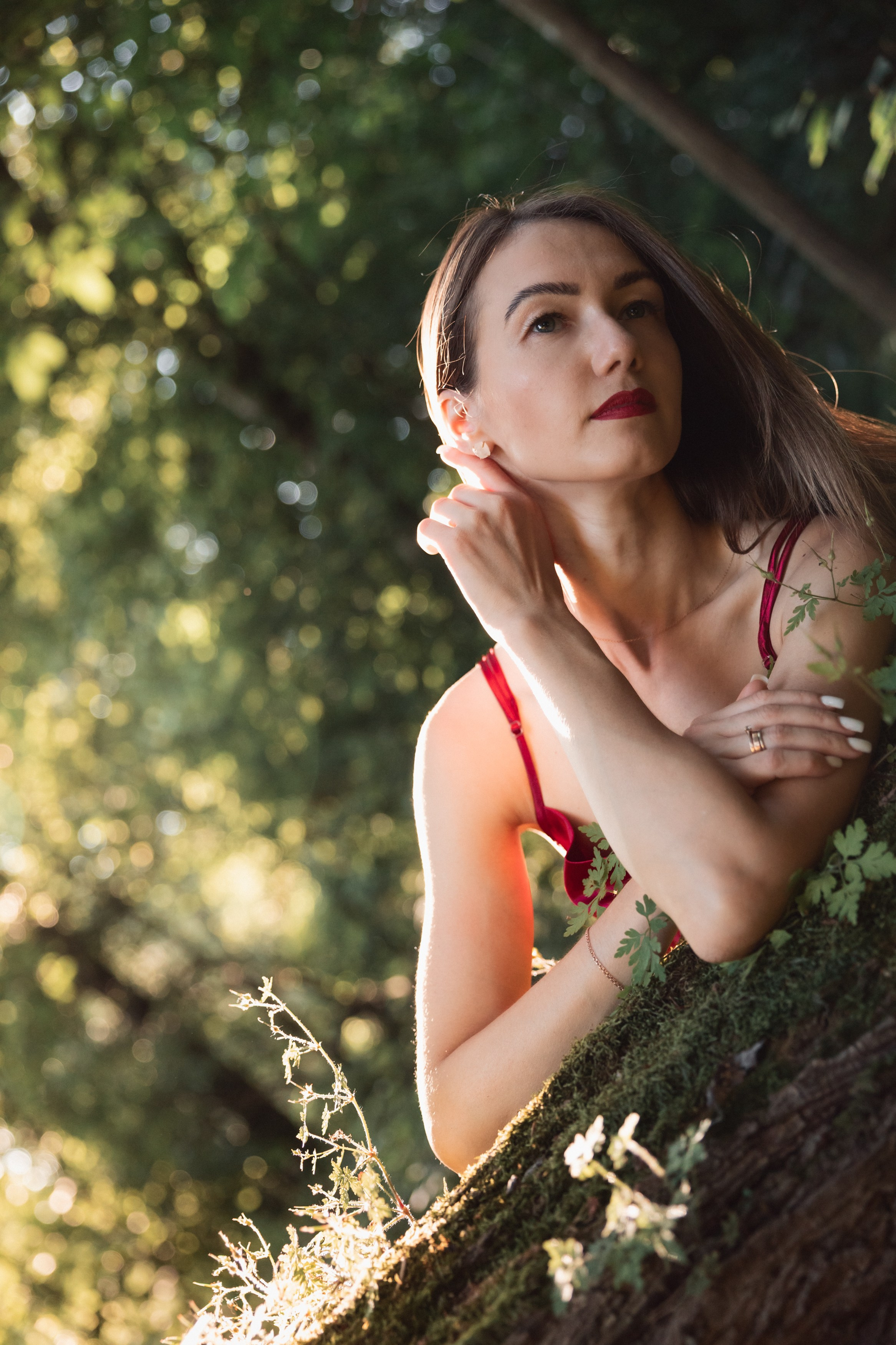 Portrétní focení u řeky — žena v červených šatech. Lifestyle a rodinná fotografka v Pisku Oxana Telupilova