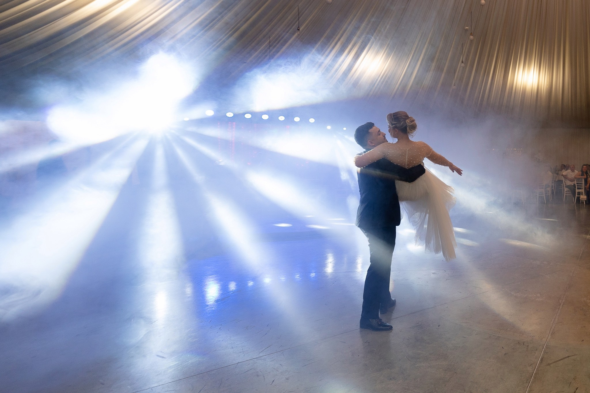 fotografie la dansul mirilor