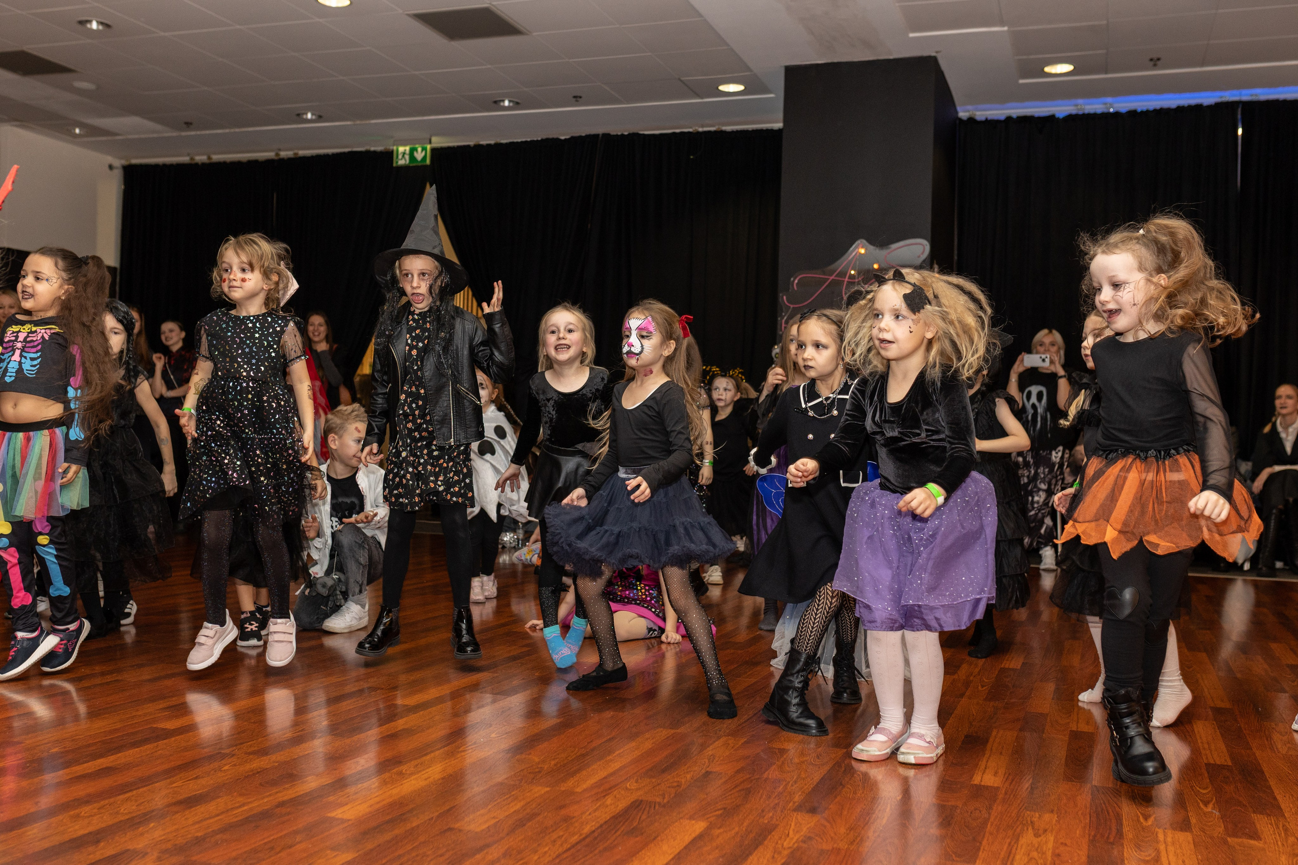 Leo dance studio Helloween 2025. Семейный и детский фотограф в Варшаве Мила Бобровская