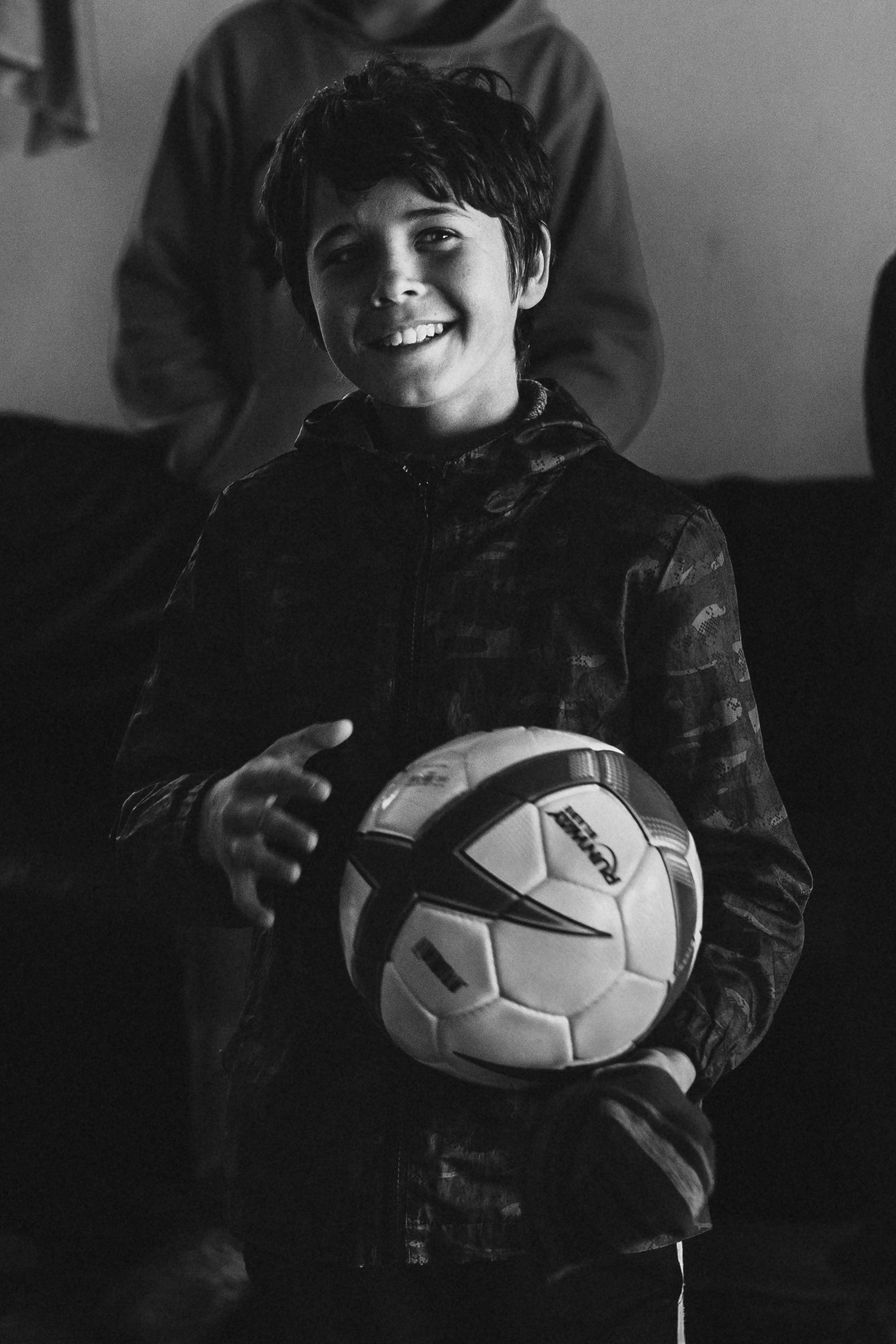 портрет чёрно-белый социальная фотография Детский дом мальчики с мячом улыбается