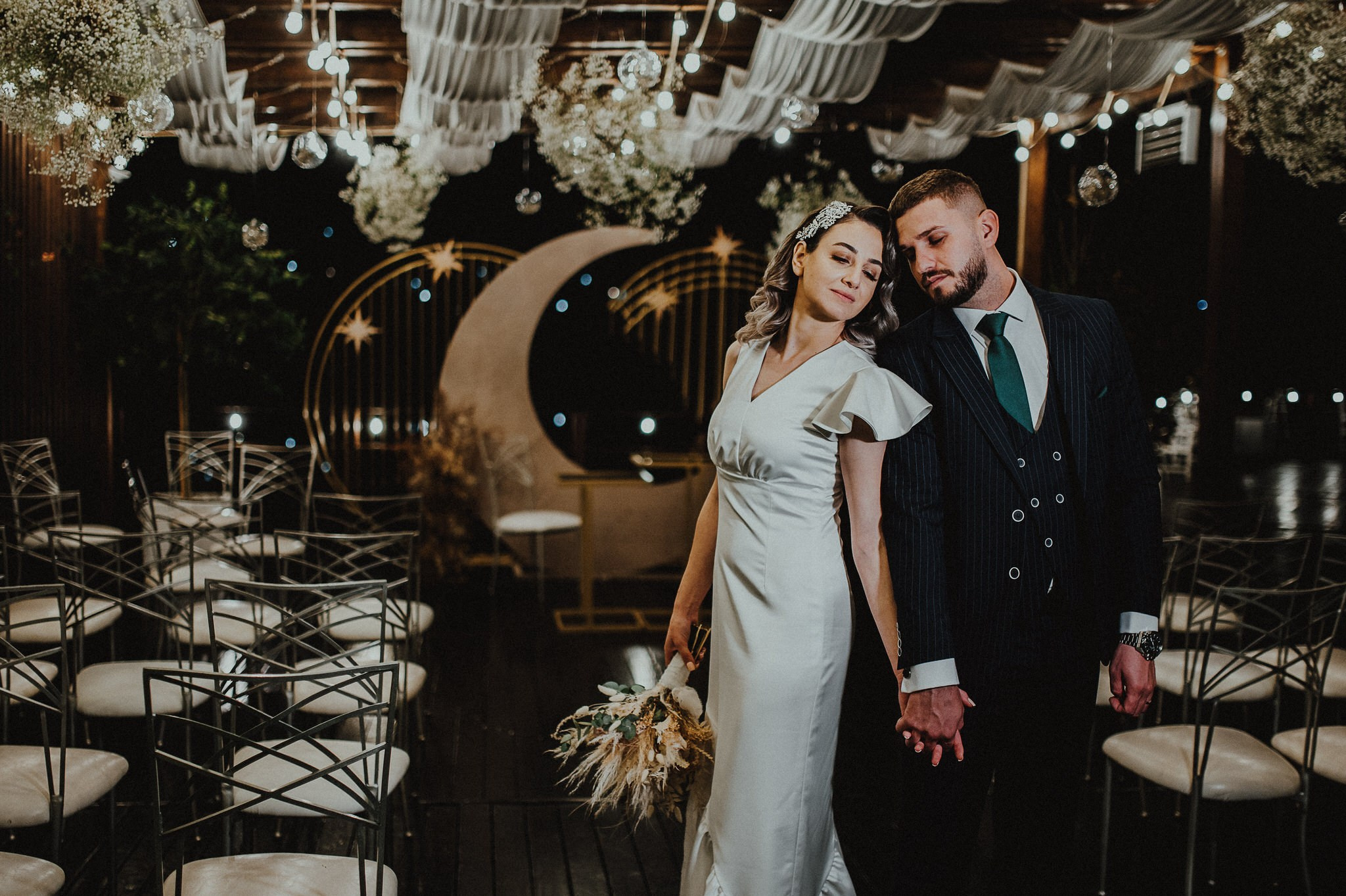 Fotograf profesionist de nuntă. Cu o abordare creativă și tehnici unice, spunem povestea voastră prin imagini pline de iubire și naturalețe. Descoperă arta fotografiei de nuntă . Fotograf Iasi, fotograf de nunta Suceava. Fotografii de nuntă. Pachet fotografii de nuntă. Fotograf Iasi, fotograf Suceava, fotograf Botosani, fotograf Romania. Servicii foto nuntă. Servicii foto-video.