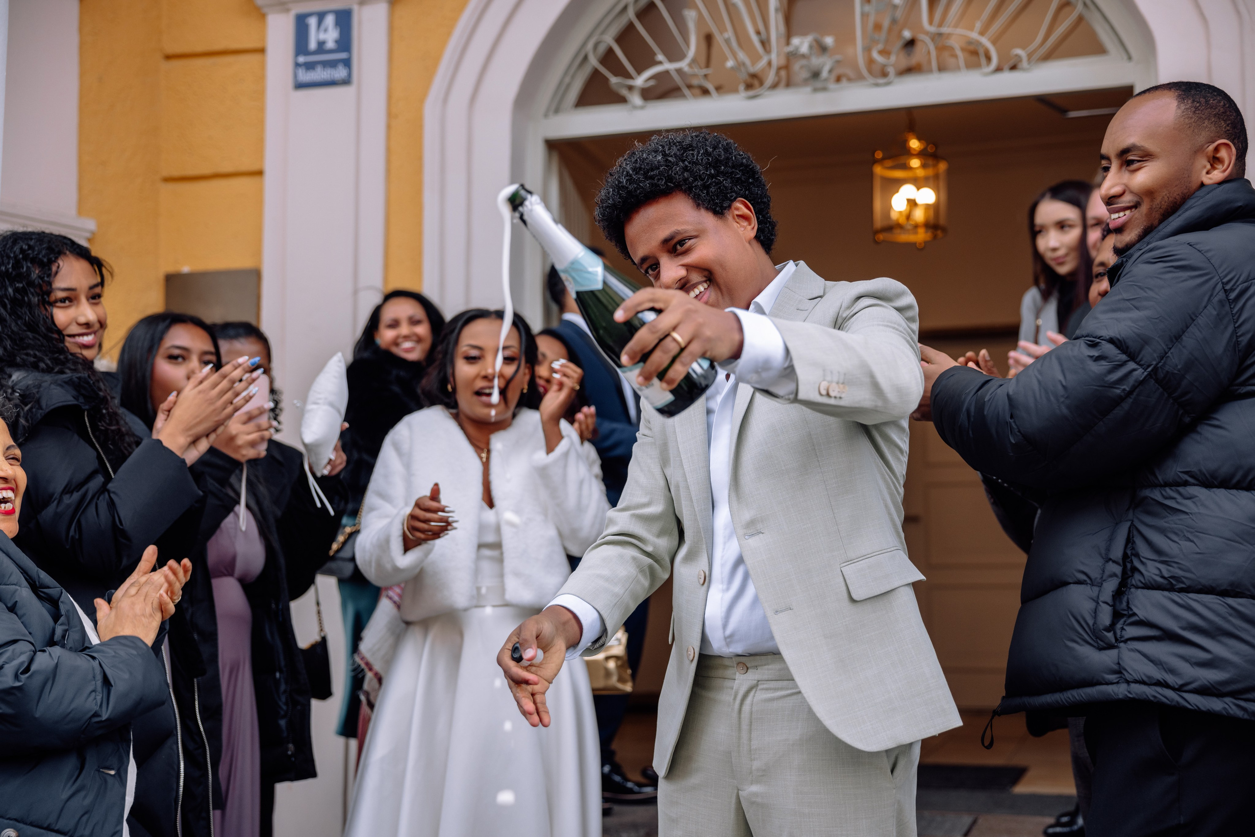 Champagner spritzt aus der Flasche – festlicher Moment vor Standesamt Mandlstraße 14