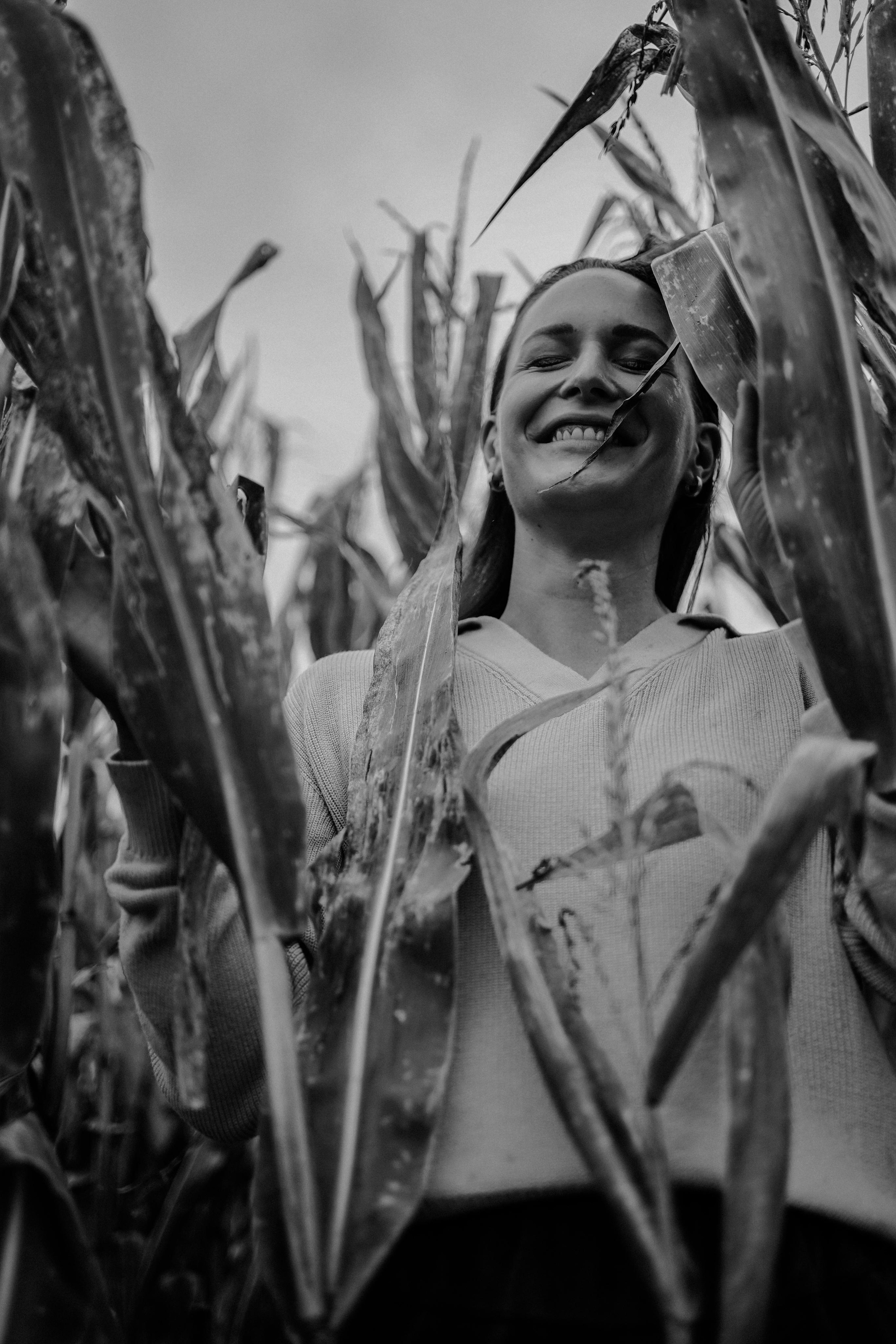 “In tall grass”. Editorial for https://preri.com/. Julia Pelikánová | Portrait and content photographer in Prague