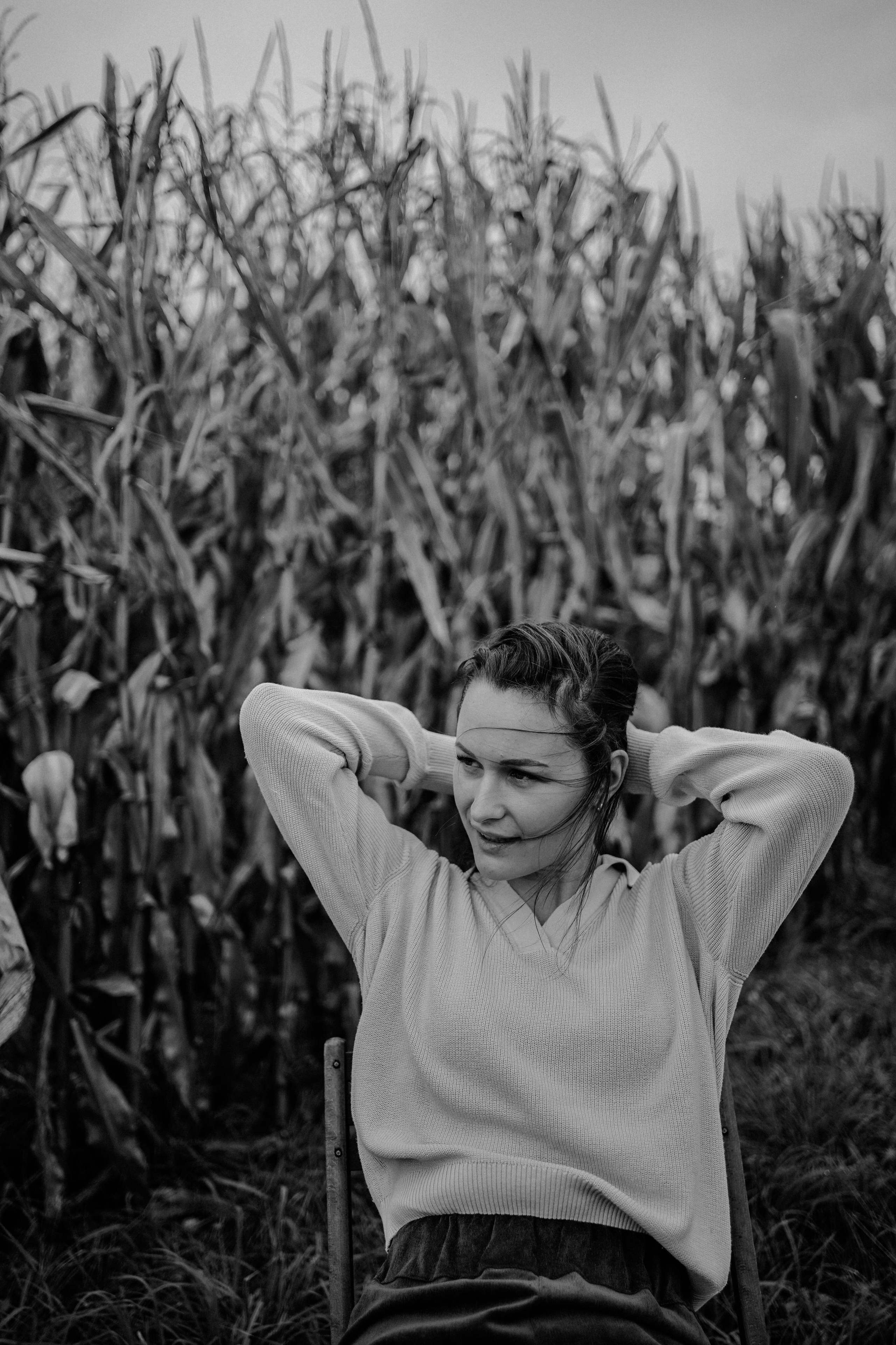 “In tall grass”. Editorial for https://preri.com/. Julia Pelikánová | Portrait and content photographer in Prague
