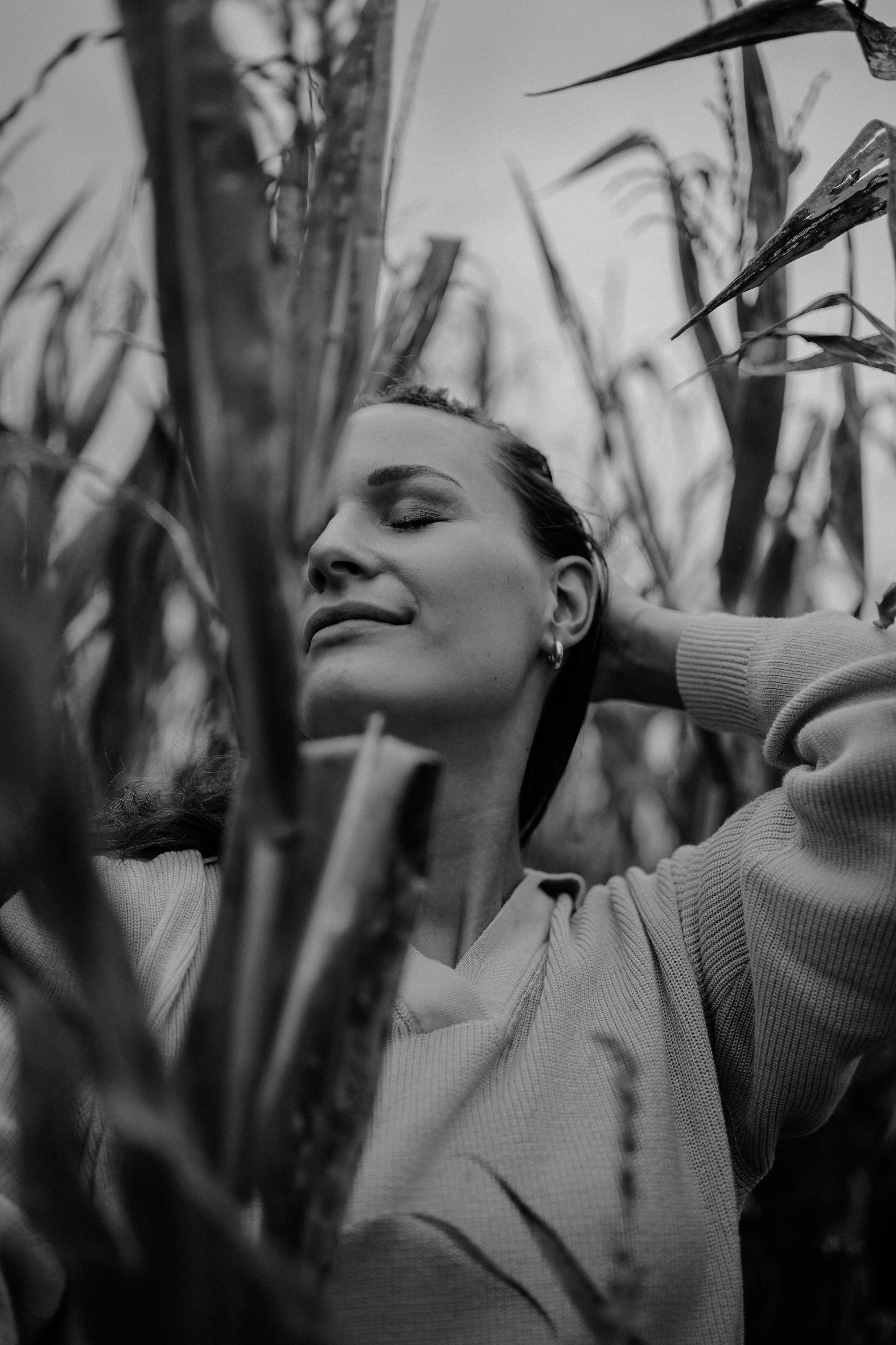 “In tall grass”. Editorial for https://preri.com/. Julia Pelikánová | Portrait and content photographer in Prague