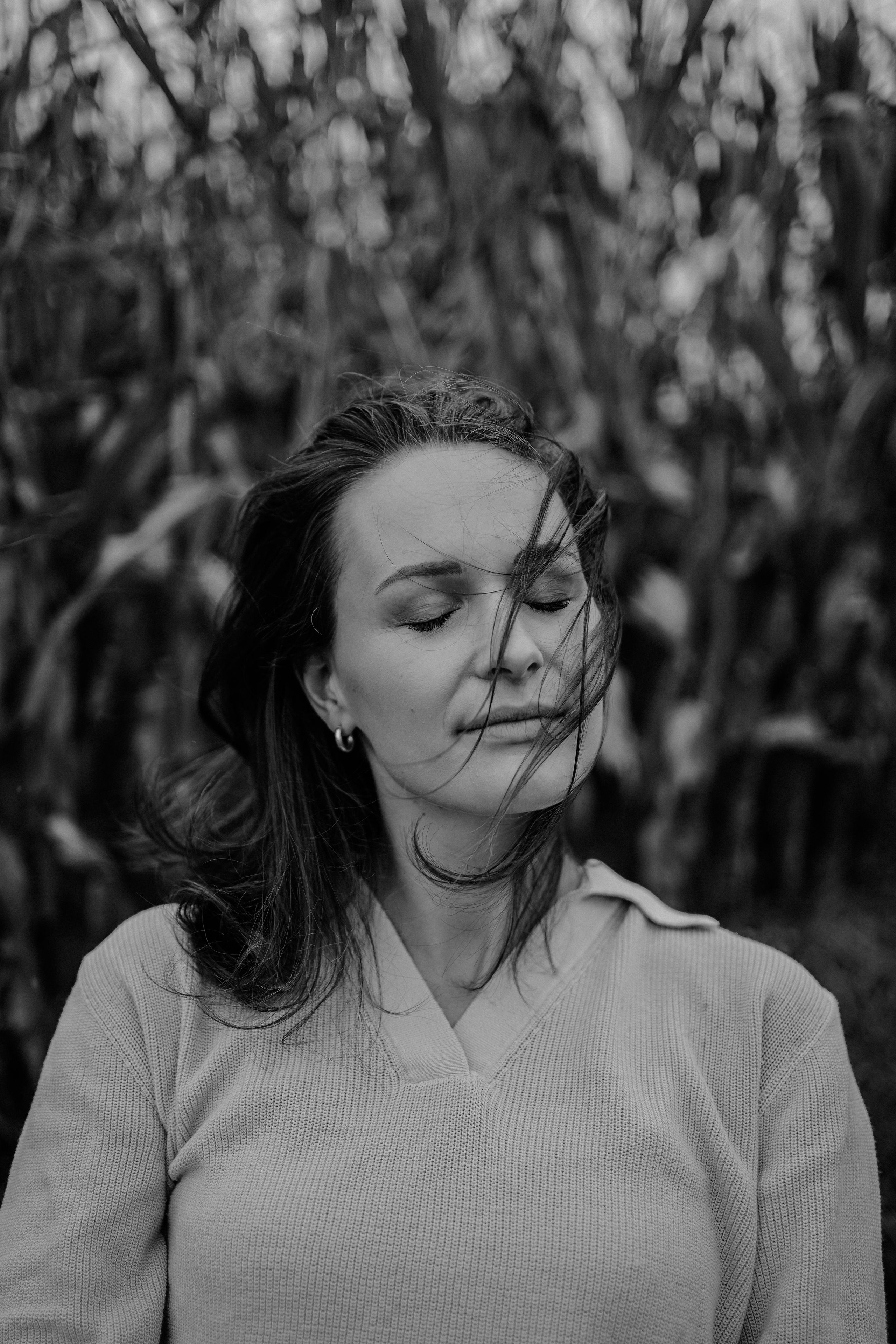 “In tall grass”. Editorial for https://preri.com/. Julia Pelikánová | Portrait and content photographer in Prague