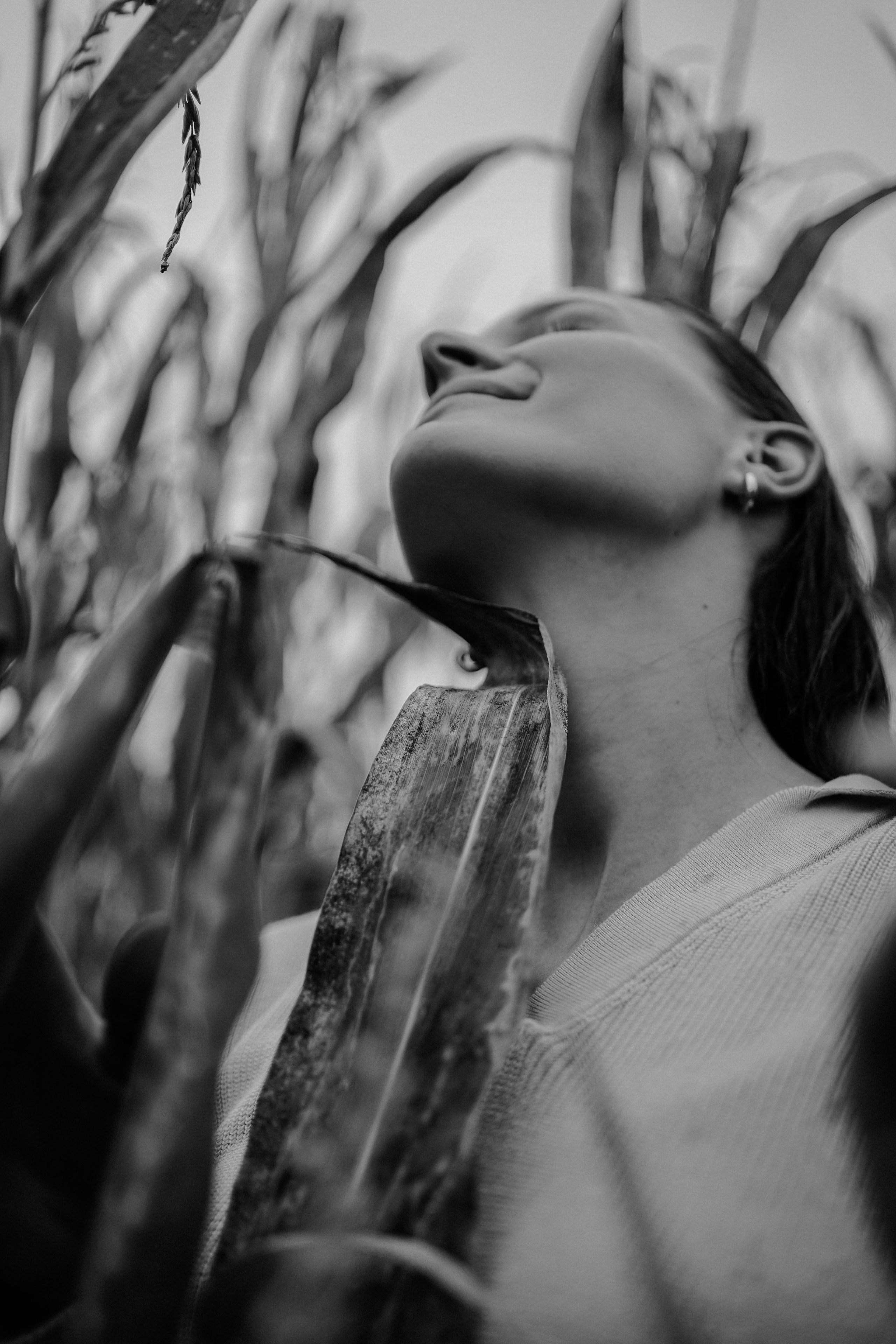 “In tall grass”. Editorial for https://preri.com/. Julia Pelikánová | Portrait and content photographer in Prague