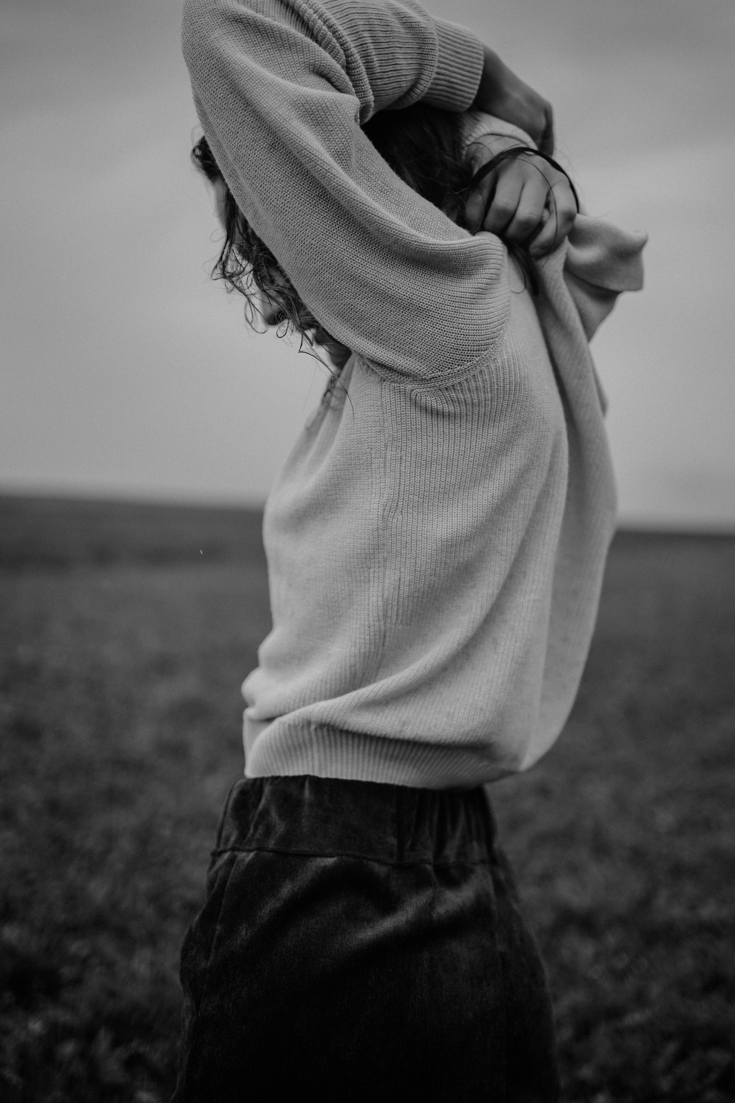 “Storm”. Editorial for https://preri.com/. Julia Pelikánová | Portrait and content photographer in Prague