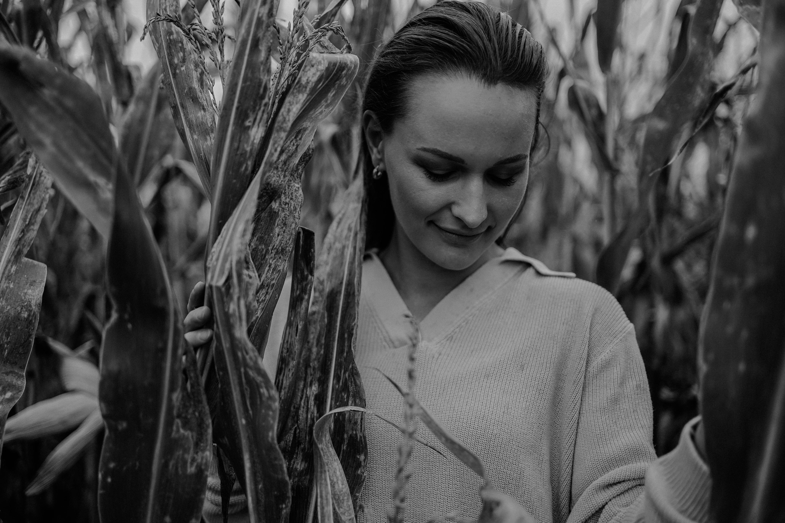 “In tall grass”. Editorial for https://preri.com/. Julia Pelikánová | Portrait and content photographer in Prague