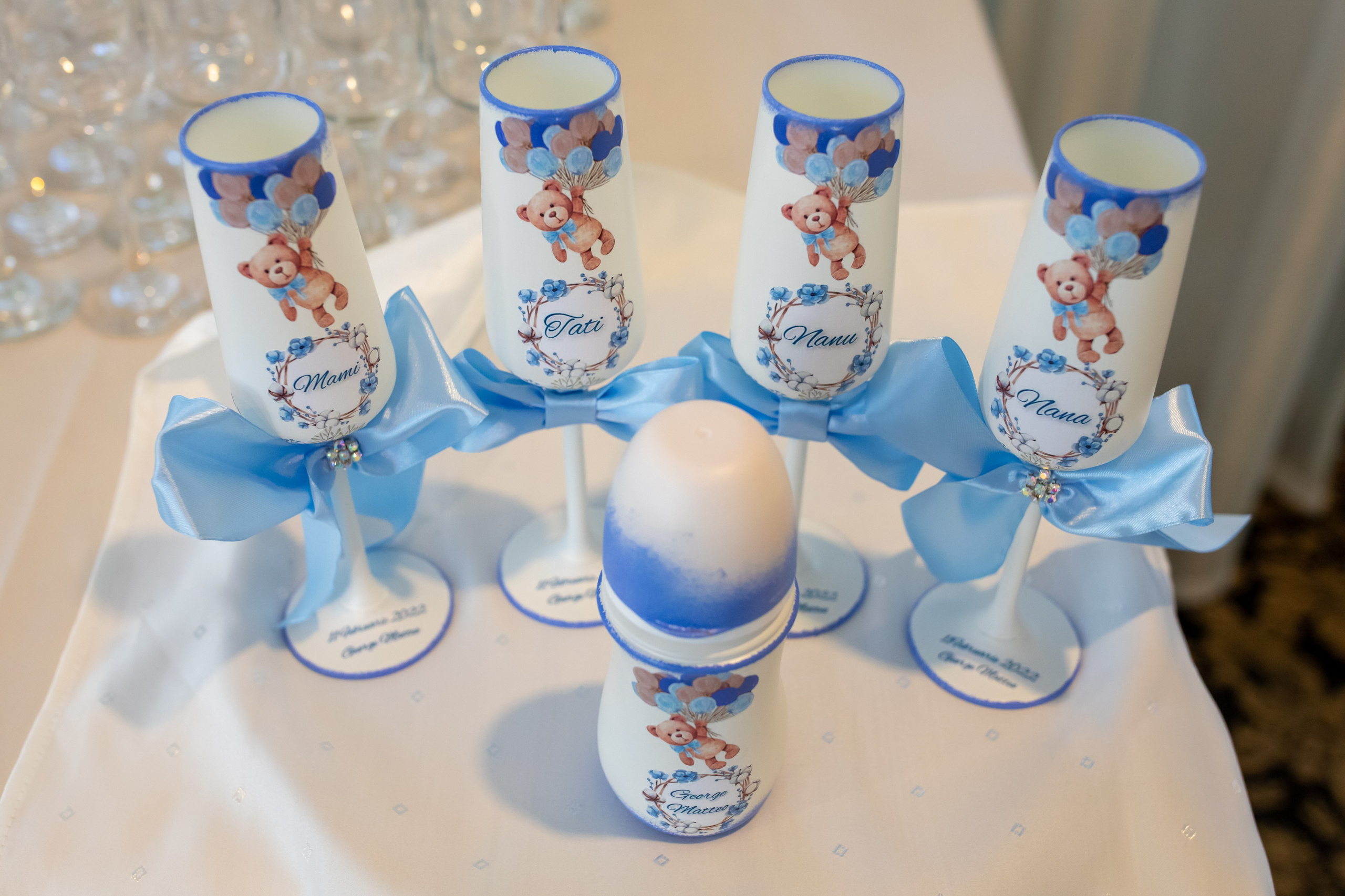 “Bebeluș botezat în biserică, ținut în brațe de nași”	•	“Detaliu cu lumânarea de botez decorată cu flori albe”	•	“Părinți emoționați alături de copilul lor la ceremonia de botez”	•	“Masa festivă de botez cu decor tematic și tort personalizat”	•	“Momentul în care preotul toarnă apă sfințită pe fruntea bebelușului”	“Bebeluș în rochie albă de botez, zâmbind în brațele mamei”	•	“Detaliu cu cruciulița de botez așezată pe o pernă de satin”	•	“Părinți și nași aprinzând lumânările în timpul ceremoniei de botez”	•	“Tort de botez decorat cu figurine tematice și numele copilului”	•	“Copil botezat dormind liniștit în pătuțul decorat festiv”	•	“Momentul în care preotul binecuvântează copilul în fața altarului”	•	“Invitați adunându-se în jurul mesei festive la petrecerea de botez”	•	“Bebeluș ținând în mână o jucărie personalizată primită la botez”	•	“Familie fericită pozând împreună după ceremonia de botez”	•	“Decor tematic cu baloane și flori la locația petrecerii de botez” fotograf Botoșani fotograf evenimente fotograf botez Alin Chirila fotograf alinofotostudio,- Preotul ținându-l pe micuțul Mathias Gabriel la botez, în biserica Înălțarea Domnului, Copălău  - Detalii de la botezul lui Mathias – lumânare, trusou și icoană  - Familia lui Mathias Gabriel alături de micuț, în ziua botezului  - Portret emoționant cu mama și bebelușul în brațe, în biserică,fotograf profesionist evenimente Botoșani, Iași, Suceava, Fălticeni, Bacău, Pașcani, Roman - AlinoFotoStudio by Alin Chirilă - servicii foto nuntă, botez, cununie, ședințe foto creative, albume personalizate, fotografii emoționante și calitative pentru cele mai importante momente din viață,fotograf nuntă Botoșani Alin Chirilă,  ședință foto botez Iași - AlinoFotoStudio,  servicii fotograf profesionist evenimente Suceava,  fotograf cununie civilă Fălticeni - Alin Chirilă,  album foto nuntă personalizat Bacău.“Bebeluș botezat în biserică, ținut în brațe de nași”	•	“Detaliu cu lumânarea de botez decorată cu flori albe”	•	“Părinți emoționați alături de copilul lor la ceremonia de botez”	•	“Masa festivă de botez cu decor tematic și tort personalizat”	•	“Momentul în care preotul toarnă apă sfințită pe fruntea bebelușului”	“Bebeluș în rochie albă de botez, zâmbind în brațele mamei”	•	“Detaliu cu cruciulița de botez așezată pe o pernă de satin”	•	“Părinți și nași aprinzând lumânările în timpul ceremoniei de botez”	•	“Tort de botez decorat cu figurine tematice și numele copilului”	•	“Copil botezat dormind liniștit în pătuțul decorat festiv”	•	“Momentul în care preotul binecuvântează copilul în fața altarului”	•	“Invitați adunându-se în jurul mesei festive la petrecerea de botez”	•	“Bebeluș ținând în mână o jucărie personalizată primită la botez”	•	“Familie fericită pozând împreună după ceremonia de botez”	•	“Decor tematic cu baloane și flori la locația petrecerii de botez” fotograf Botoșani fotograf evenimente fotograf botez Alin Chirila fotograf alinofotostudio.fotograf botez Amelis Maria, fotografie botez Botoșani, fotograf Alin Chirilă, amintiri botez, fotografii botez, botez Amelis Maria, fotograf copii, fotografie botez în Botoșani,