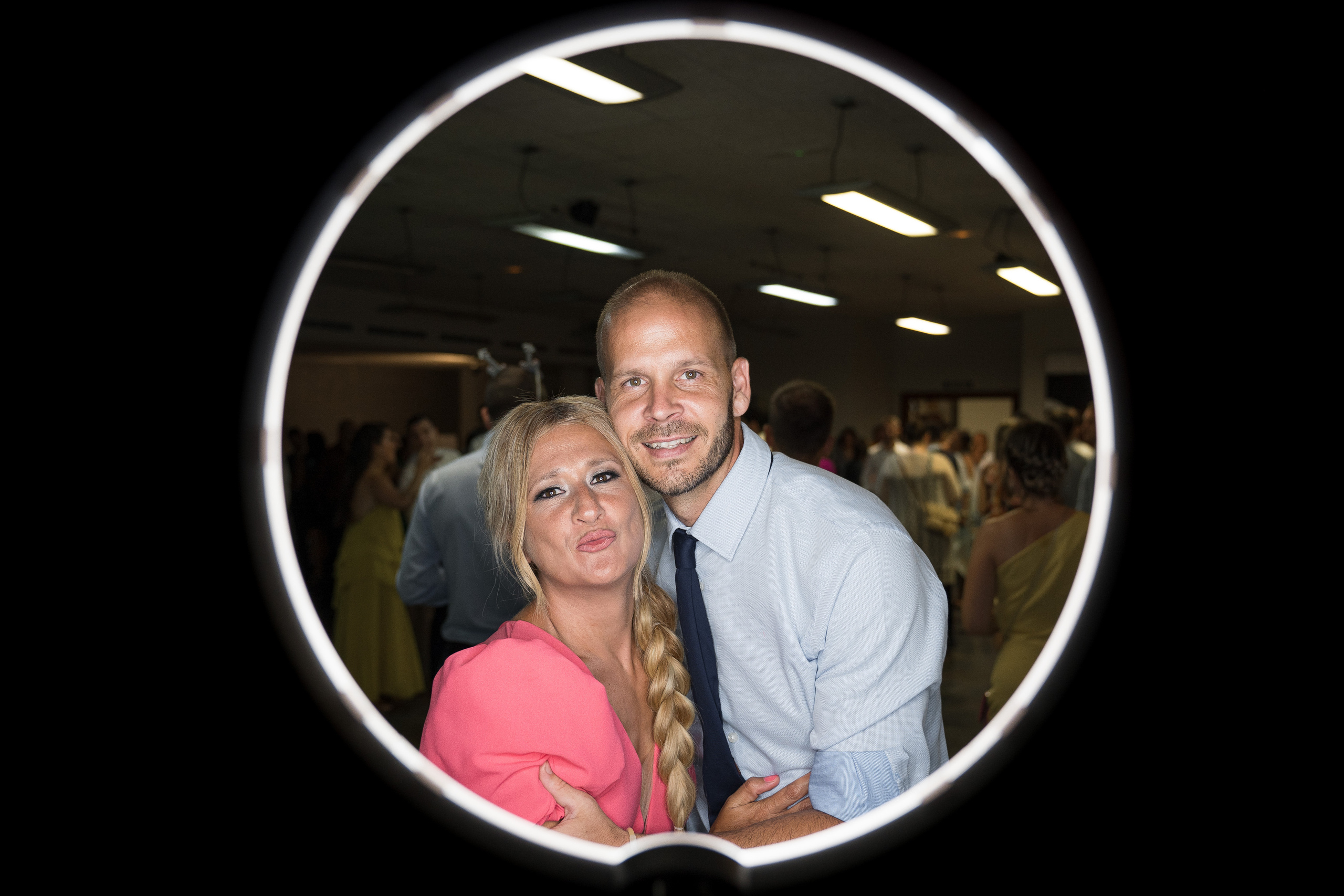 Photocircle es un foto con circulo los novios y los invitados. PIXLOVE - Fotógrafos de bodas Huesca Pirineos Zaragoza