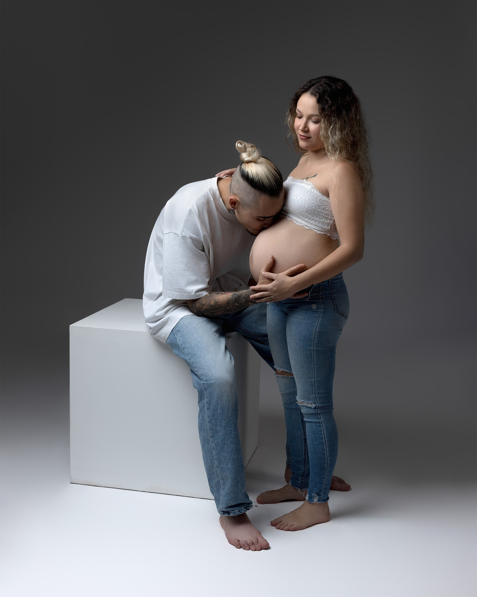 Embarazo y Maternidad sesiones de fotografía en estudio con pareja