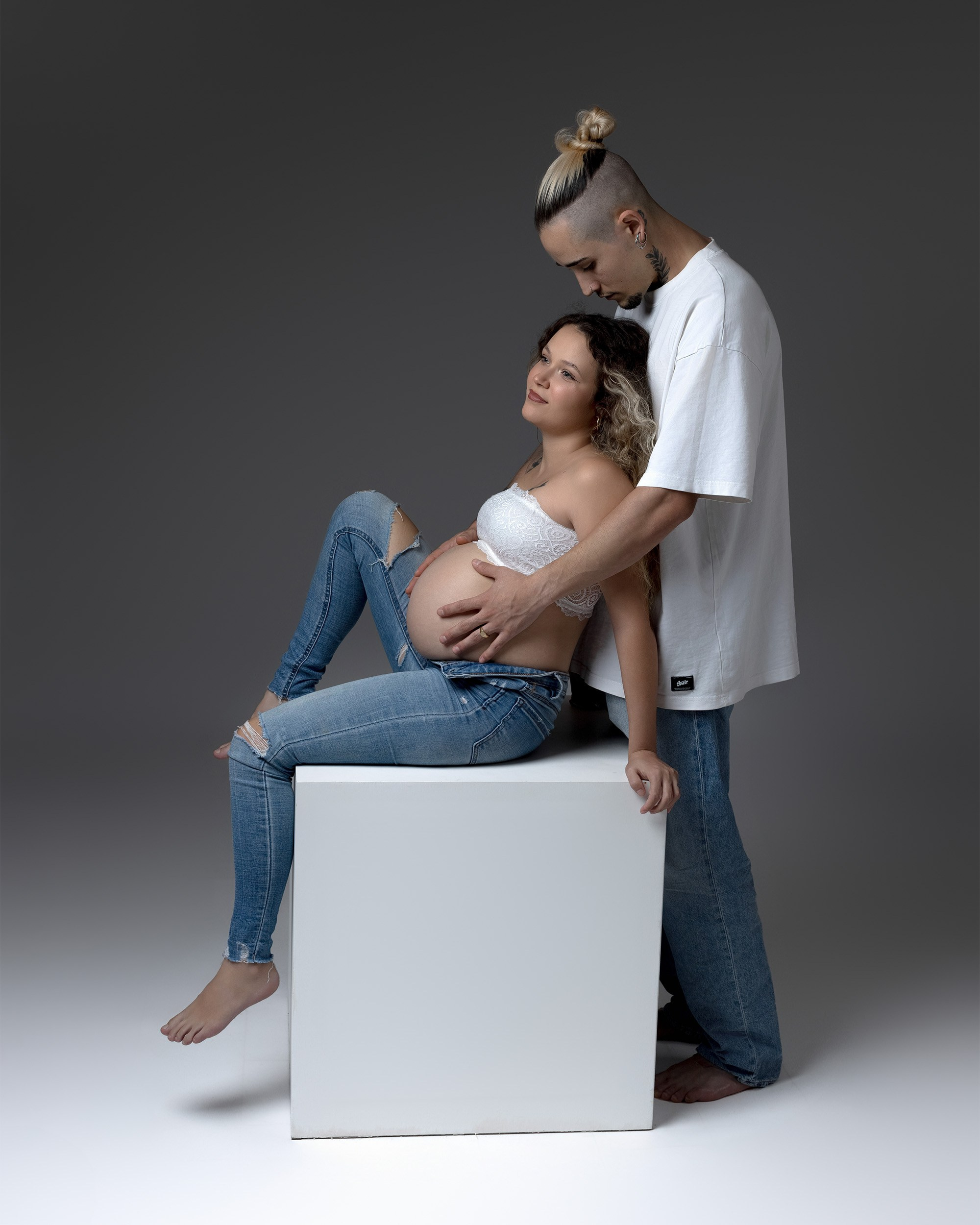 Embarazo y Maternidad sesiones de fotografía en estudio con pareja