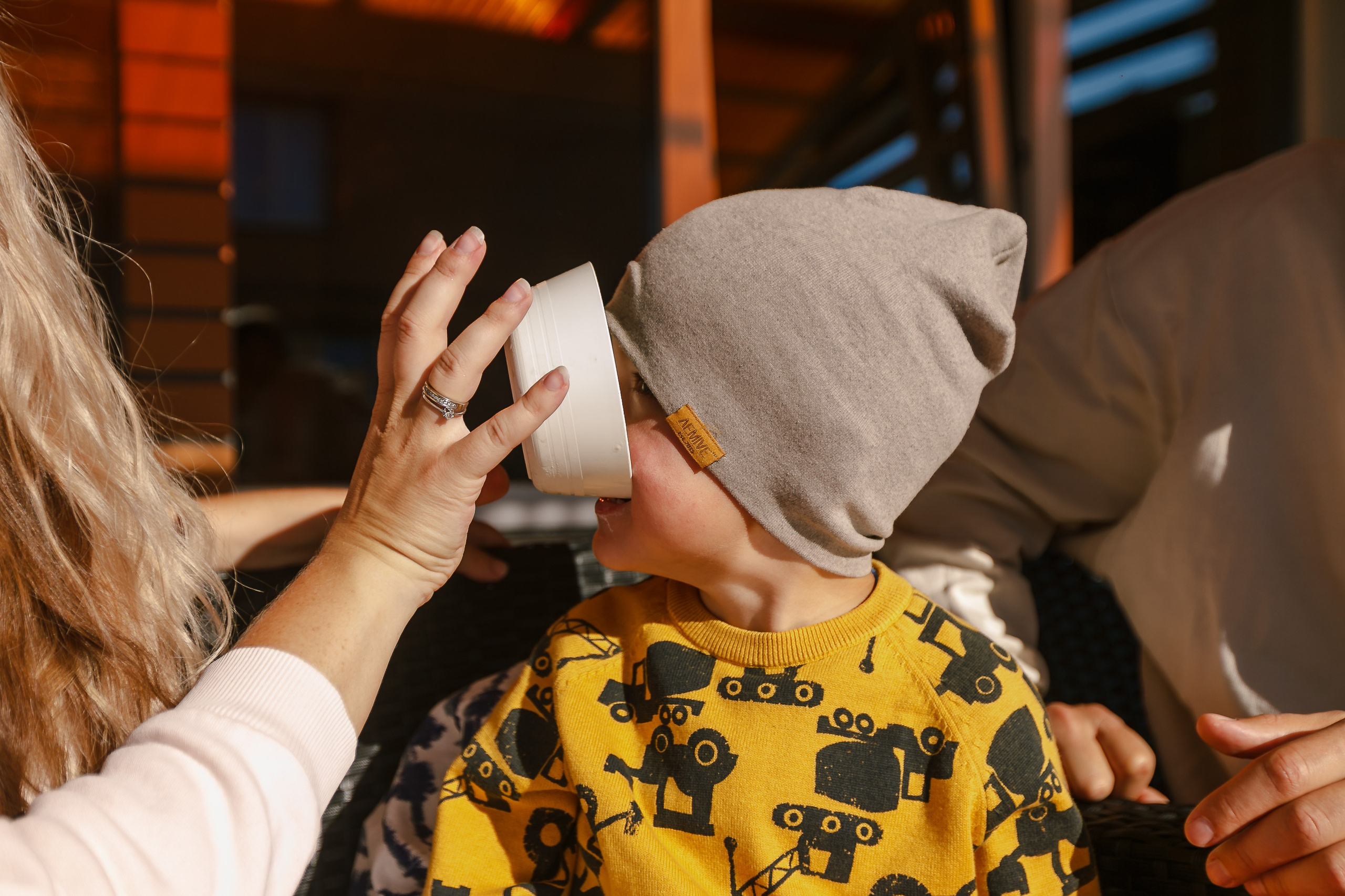 Fotos de una familia numerosa temprano en la mañana. Fotógrafo de retrato, familia y reportajes en Valencia | España | Europa Vitalii Lumier