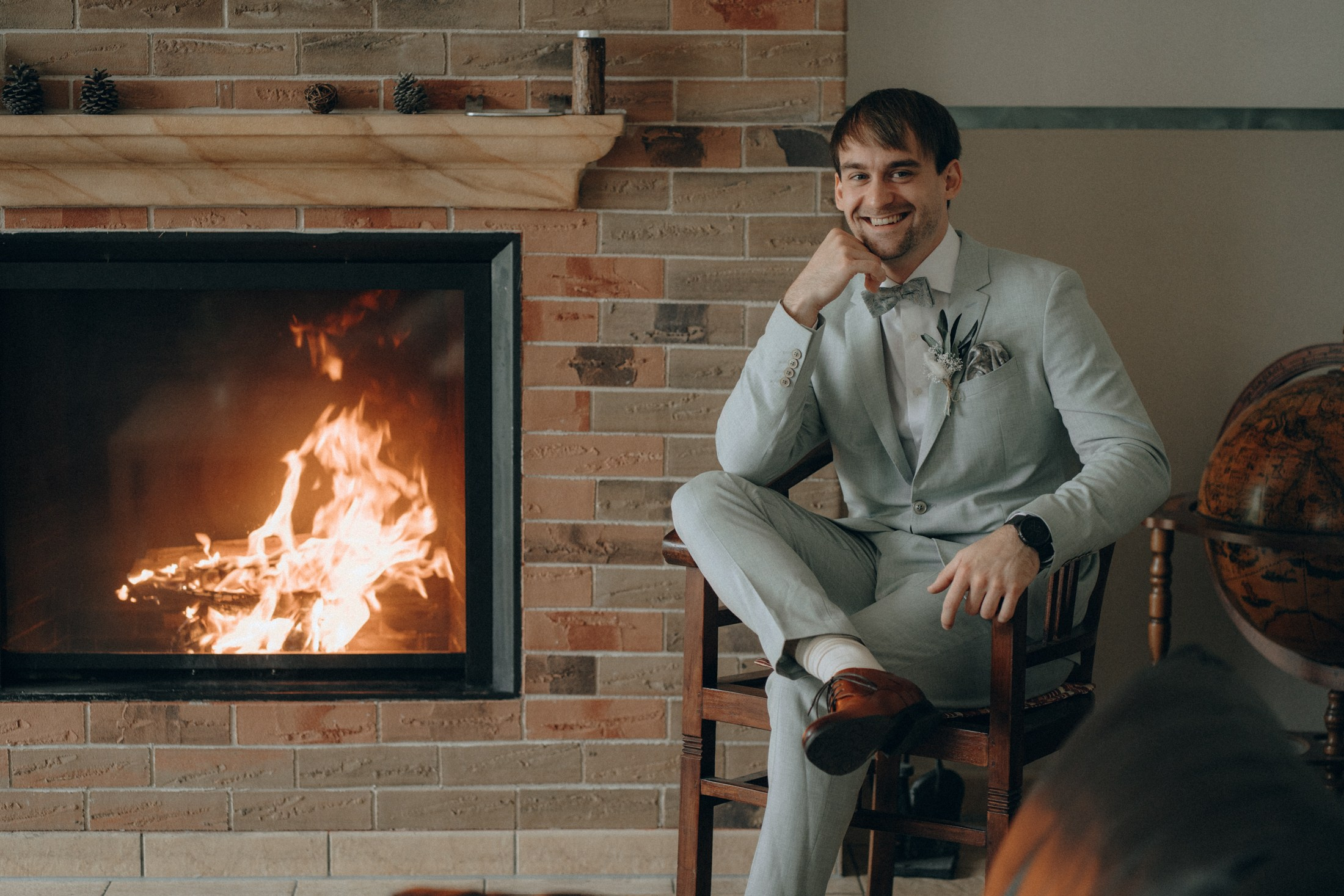 Жених у камина — свадебная фотосессия в Дрездене в уютной атмосфере