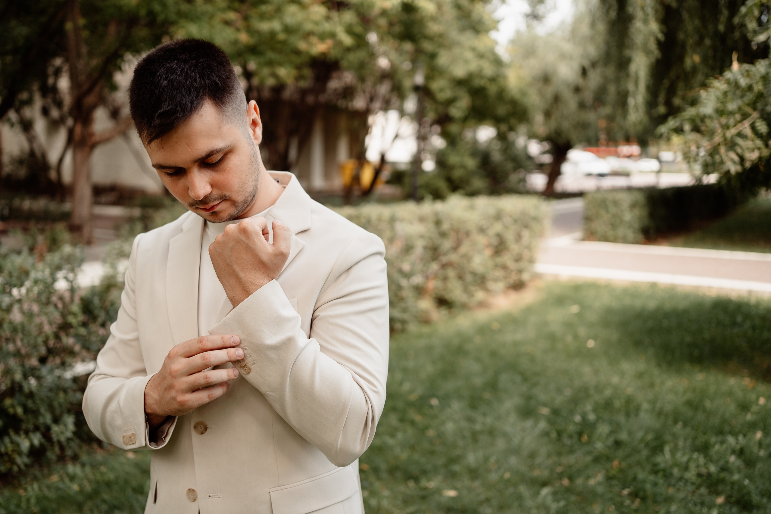 Miri fericiți în fața oficiului stării civile din Ilfov, celebrând începutul unei noi vieți împreună. Fotografie de cununie civilă, capturând naturalețea și bucuria momentului special.