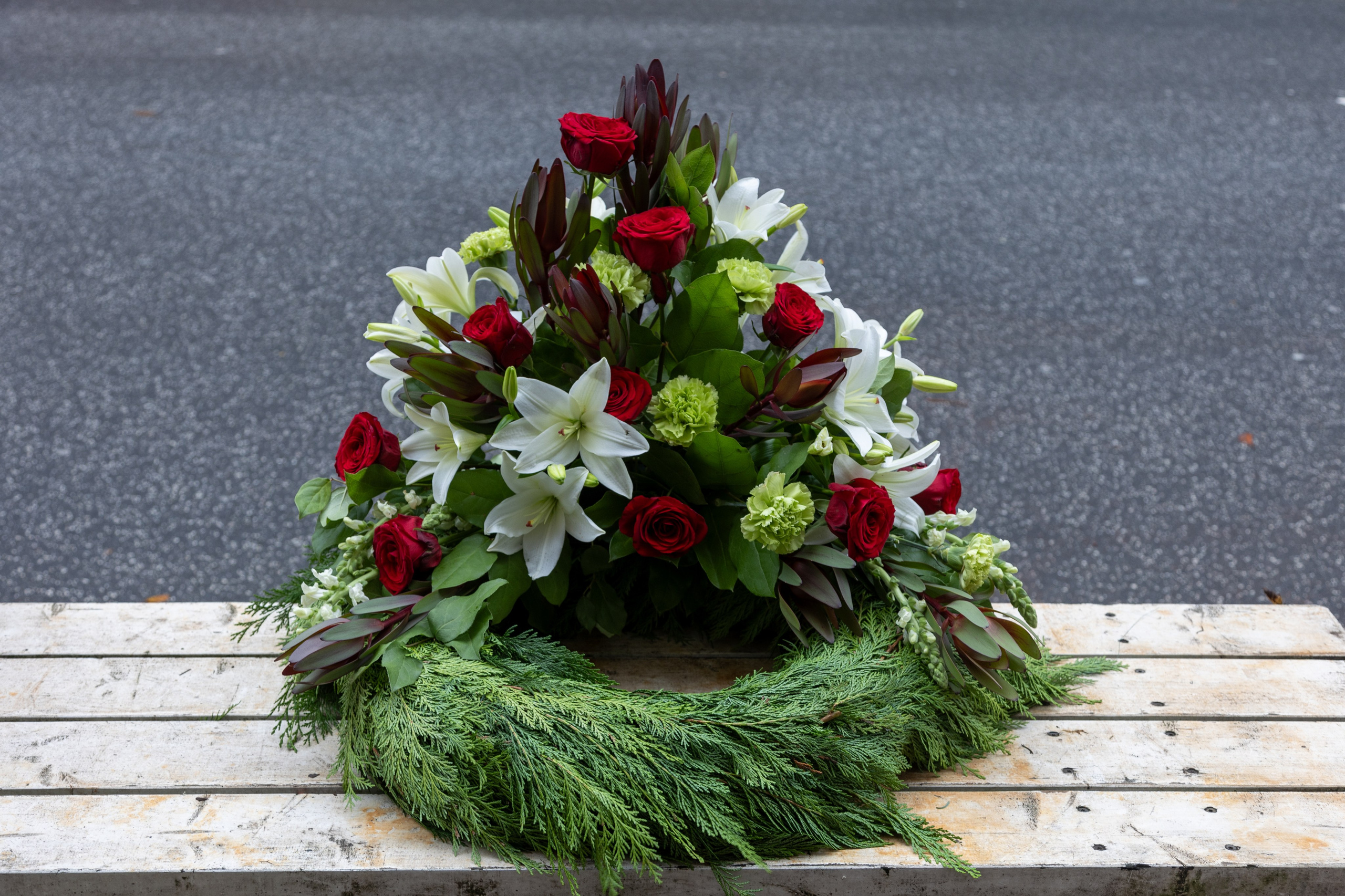 Opdag vores imponerende udvalg af begravelseskranser, herunder vores smukke Dekorative Kranse. En tidløs klassiker til den sidste afsked. Vi bruger sæsonens blomster i en høj og storslået dekoration, fastgjort på en smuk grøn thujakrans. Disse kranses mangfoldighed af blomster skaber en smuk scene på kirkegulvet. 