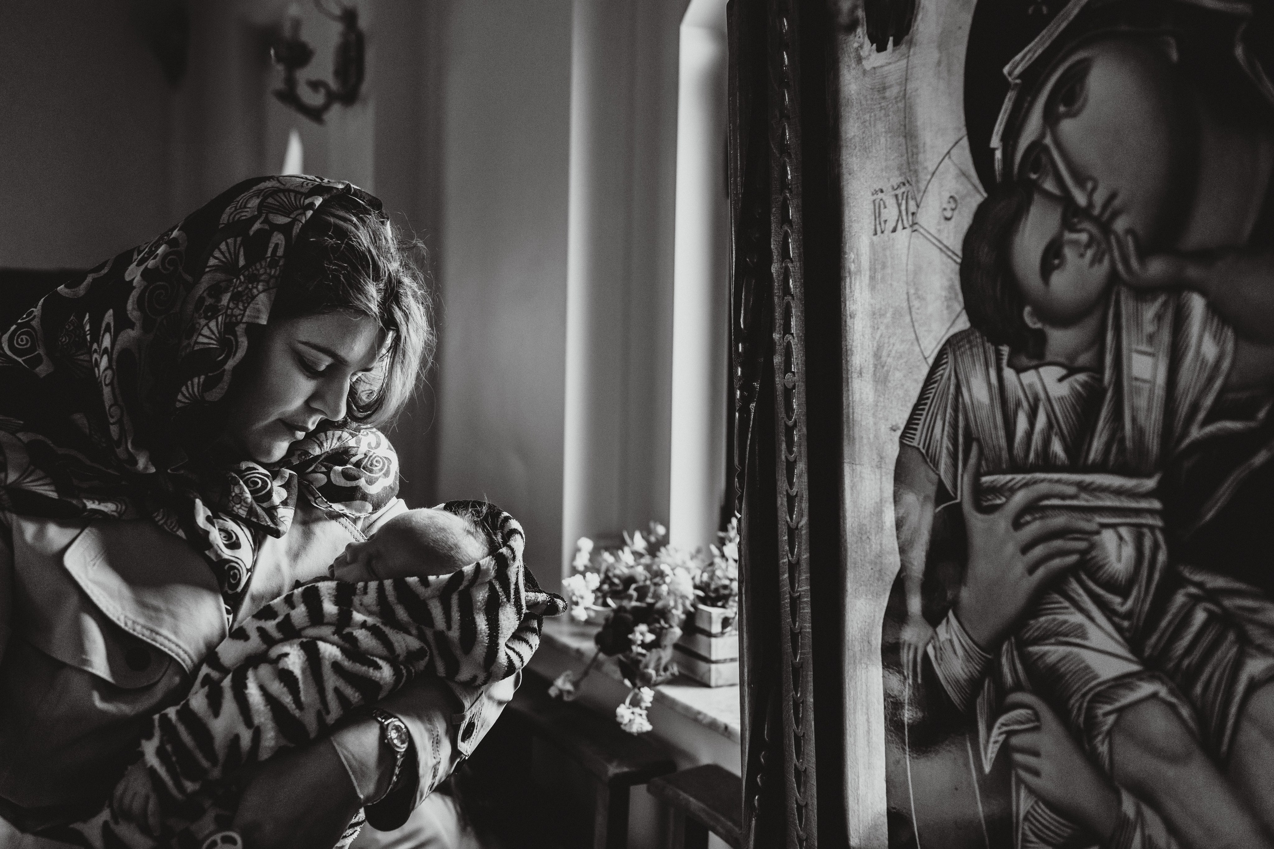 mamă și bebeluș lângă icoană – moment emoționant surprins la botez, fotograf Slobozia