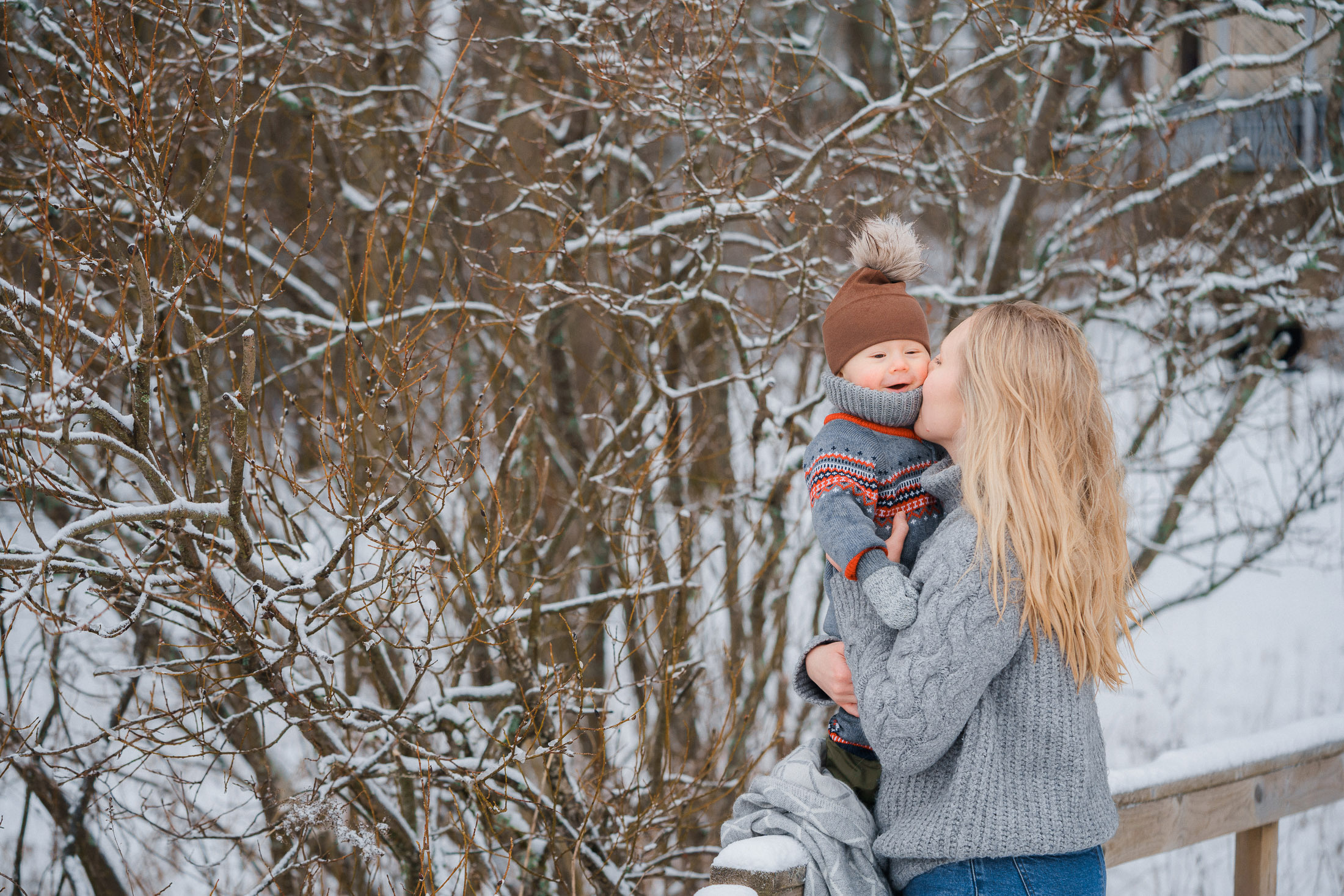 Perhekuvaus Espoon Laajalahden rannalla
