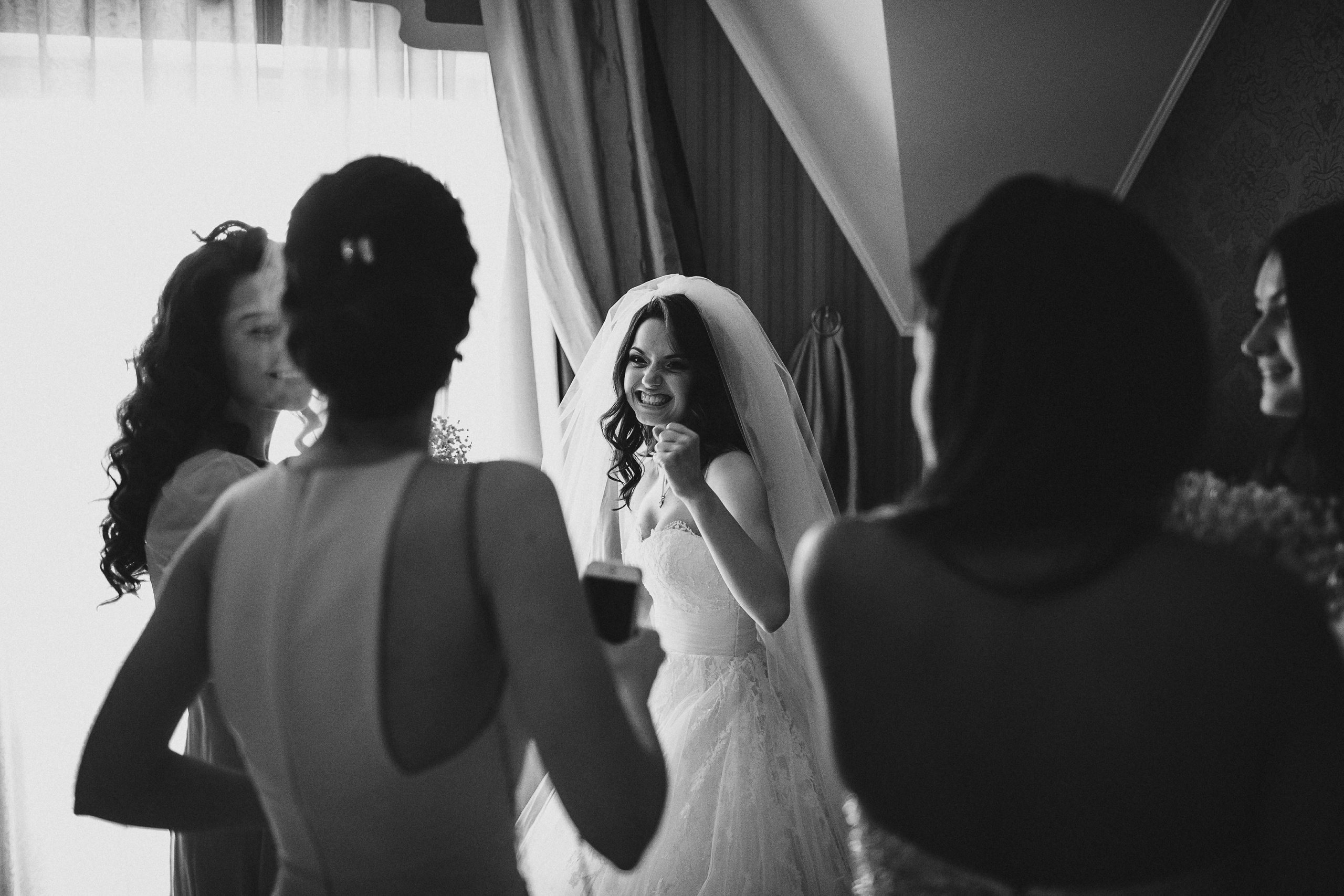 Фотограф в Ирландии чёрно-белая переживания кулак невеста  платье подружки букеты ожидание жениха