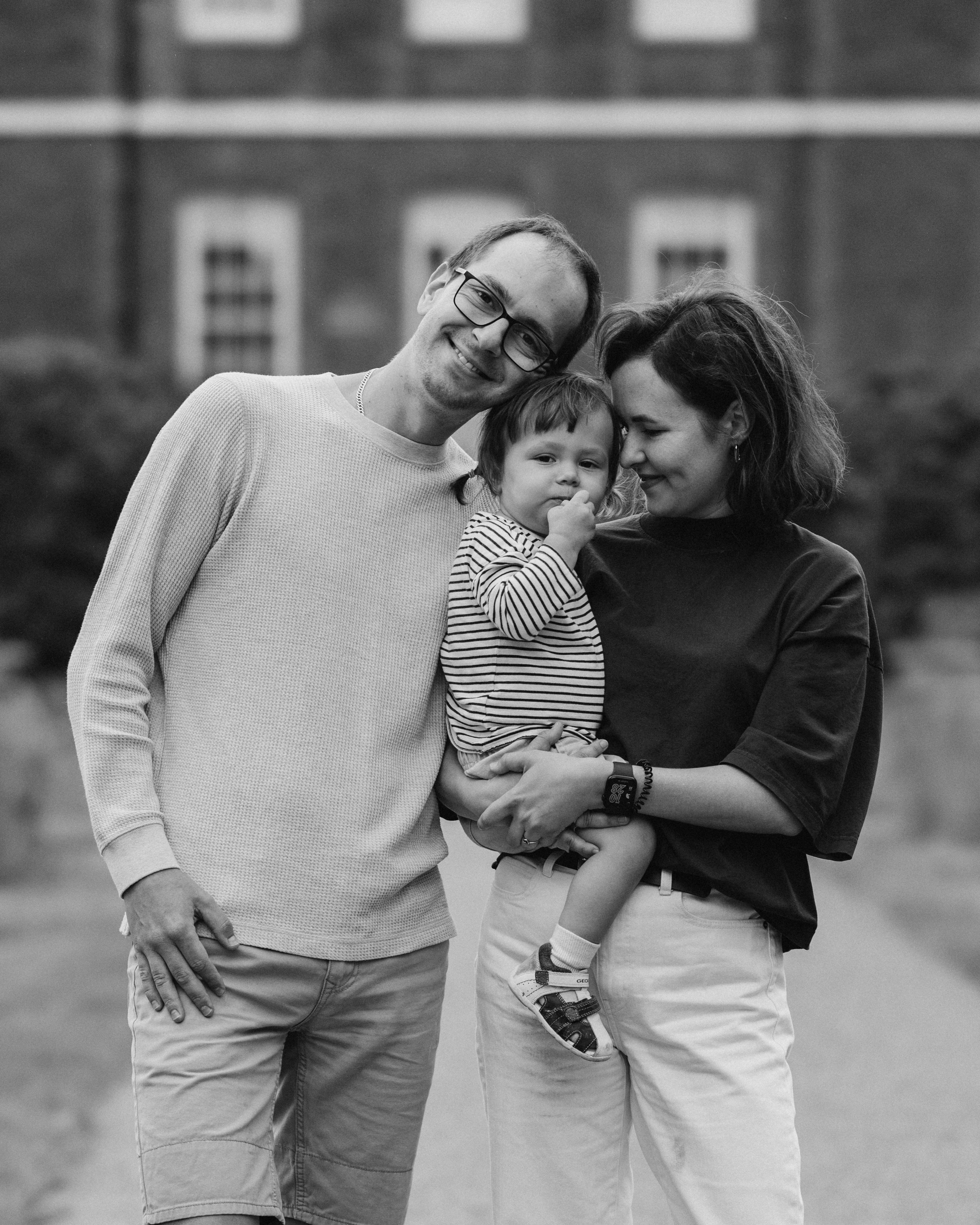 Milena with parents (Greenwich Park). Anastasia Klink, Photographer in London