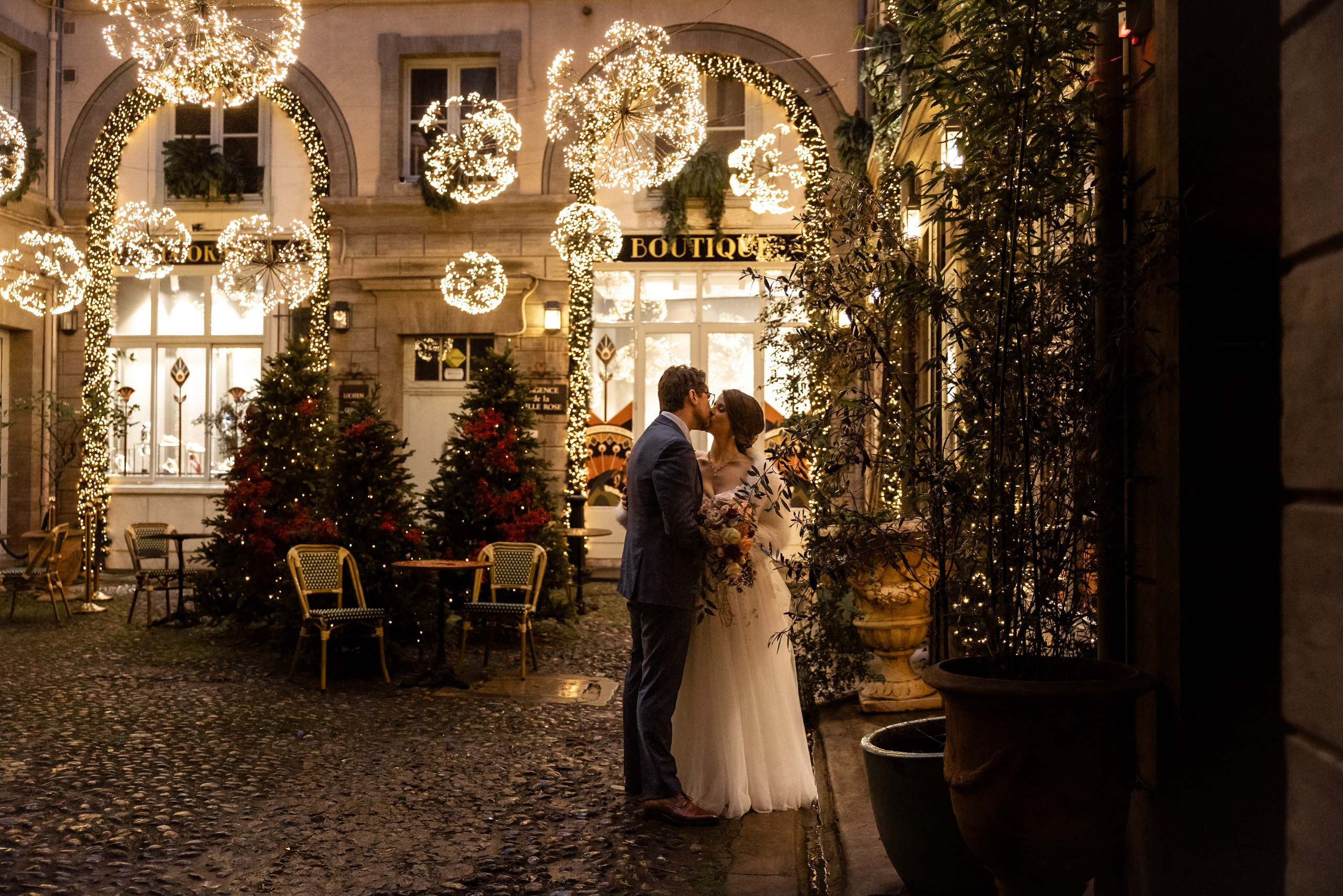 Christmas wedding to remember in Toulouse, Capitole. Gillian & Scott. Eugenie Smirnova — wedding, corporate and lifestyle photographer in Toulouse and Southwest France