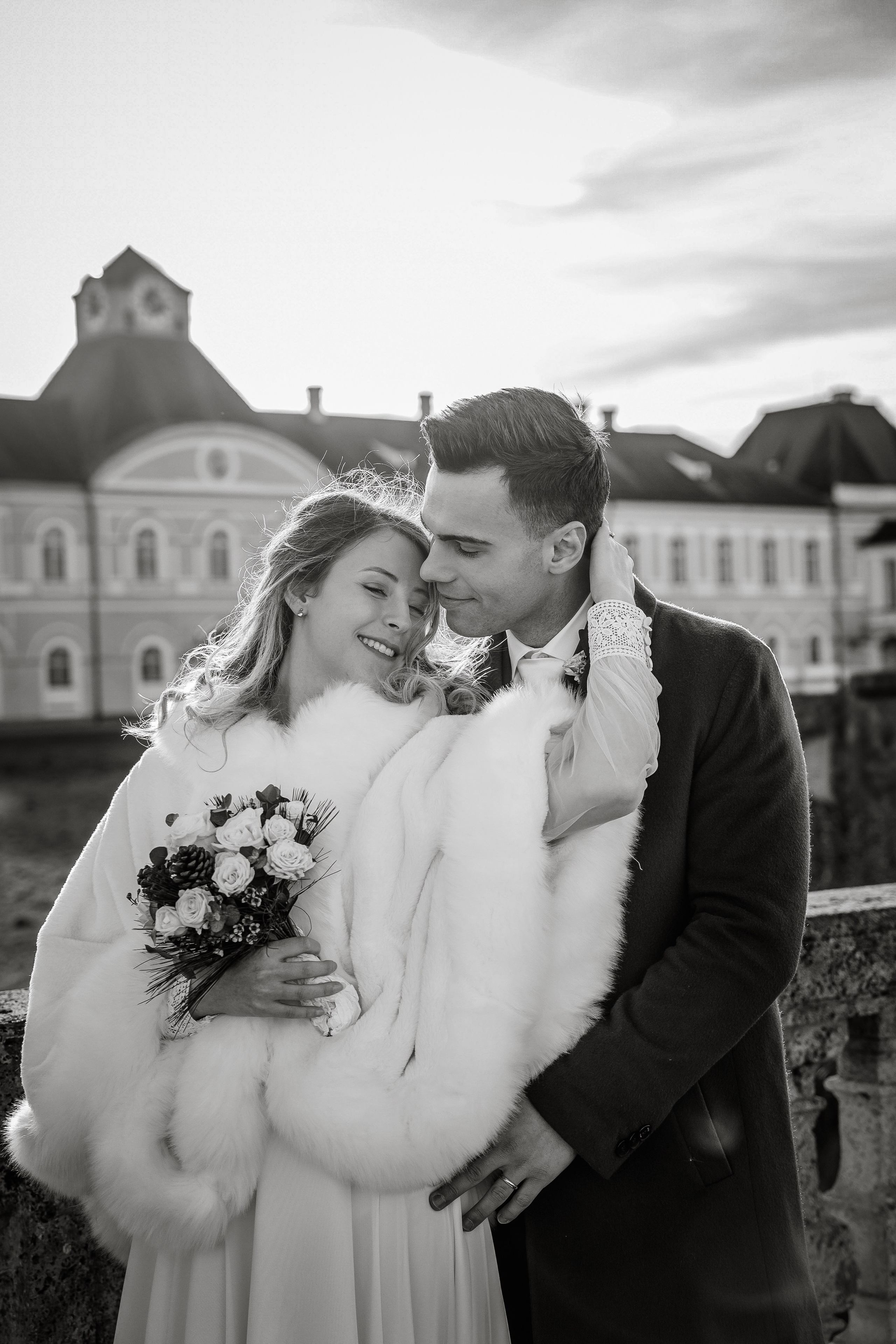 Paar umarmt sich vor dem Schloss Nymphenburg