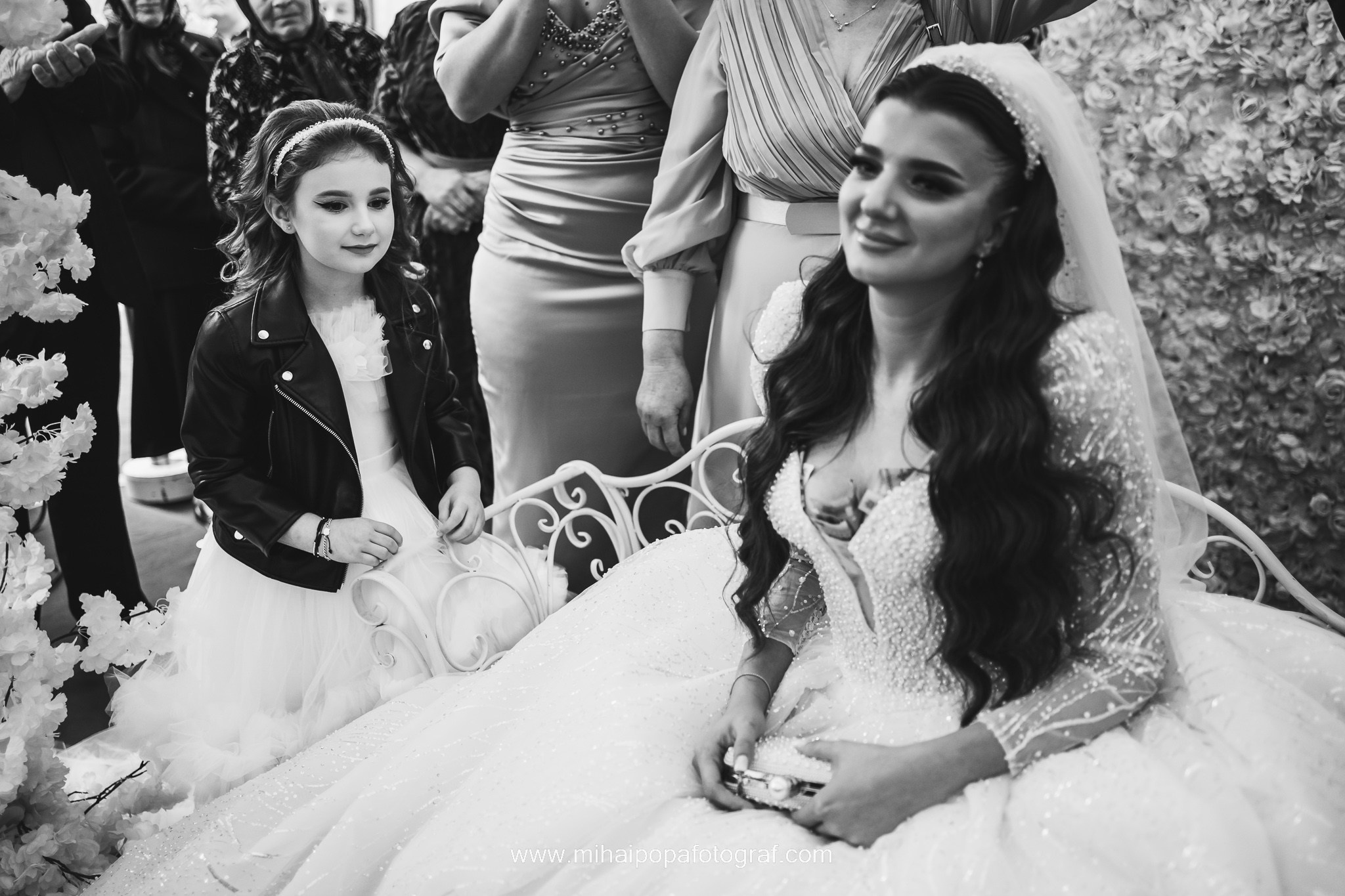 Moment emoționant între miri în ziua nunții, surprins într-un cadru natural și romantic, la Bolintin-Vale. Fotografie de nuntă profesională, editată artistic pentru a evidenția emoția și eleganța evenimentului.