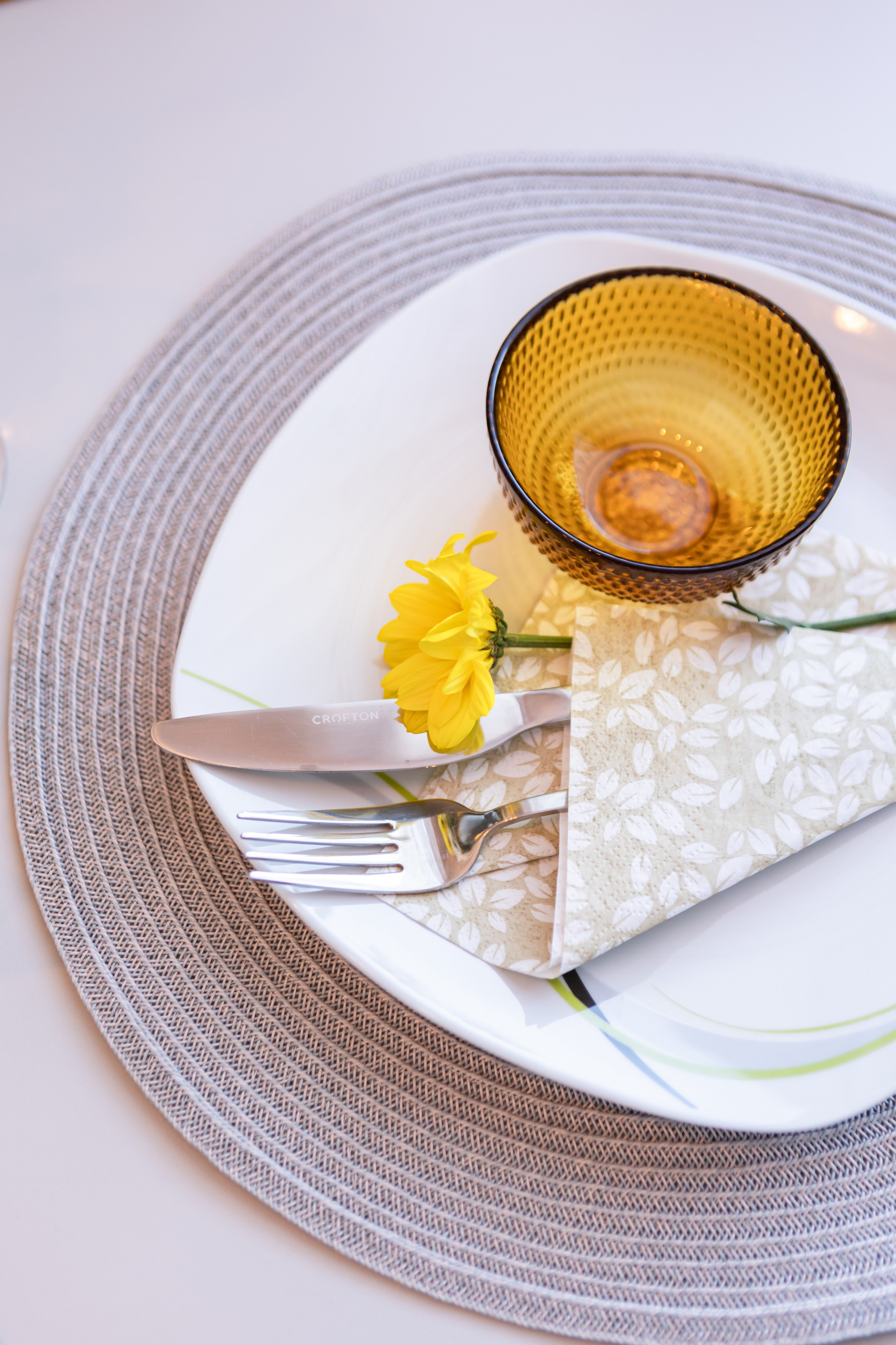 Fotografie einer offenen Küche mit Barbereich, geeignet für Immobilienmarketing