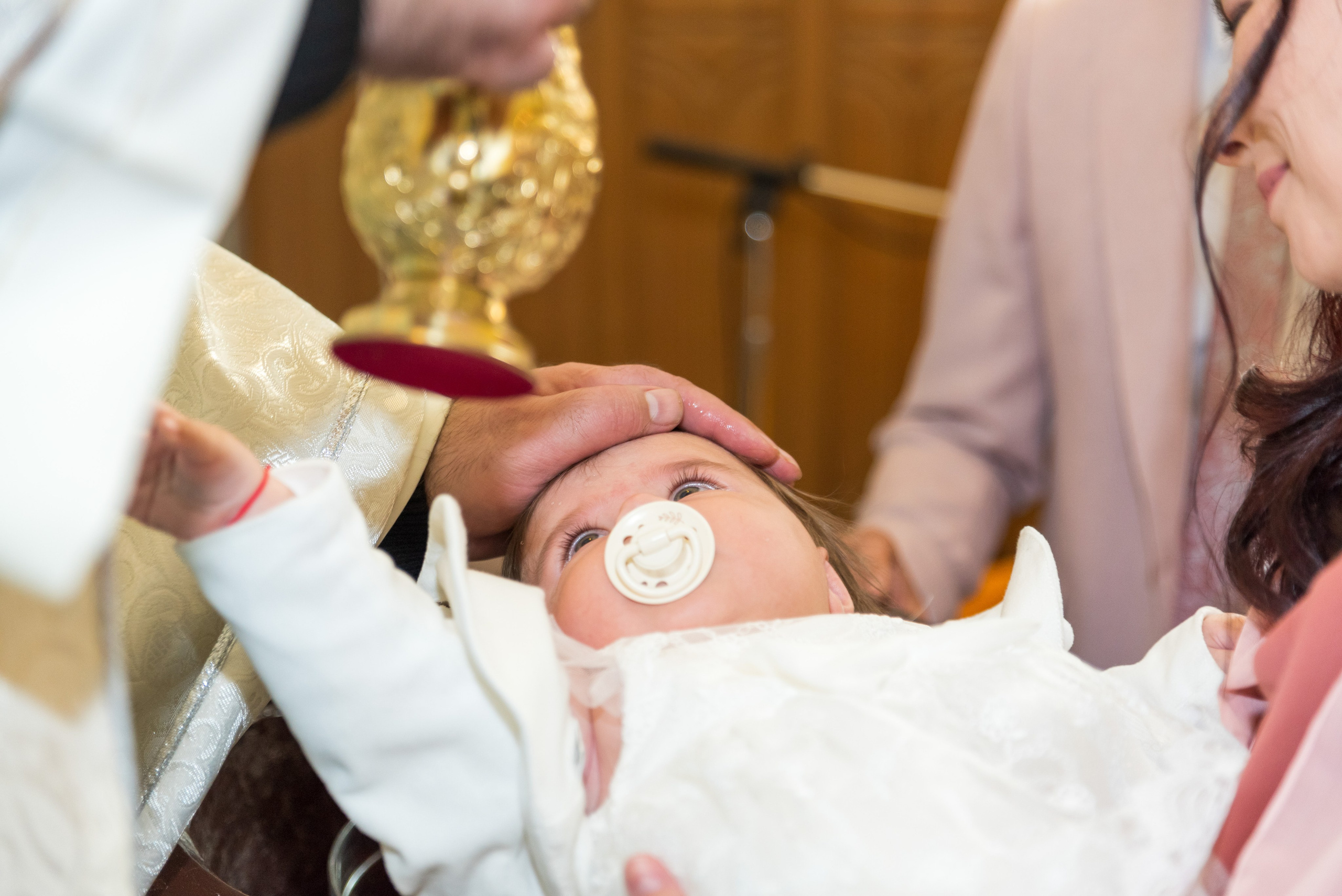 Fotograf botez catolic, sedinta foto biserică, fotografii cu bebe, fotograf profesionist botez Bucuresti, sedinta foto de familie, sedinta foto cu bebe, fotografii la botez acasa, fotografii pregatiri bebe, botezul bebelusului, obiceiuri la botez, fotograf pentru botez, oferta foto botez, fotograf profesionist Bucuresti, botezul.