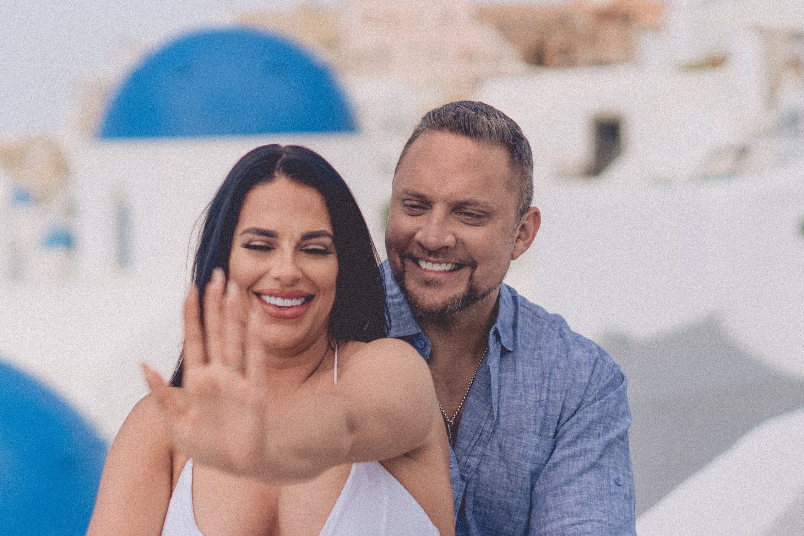 Adam and Nicky in Santorini. Photographer in Greece Kristina